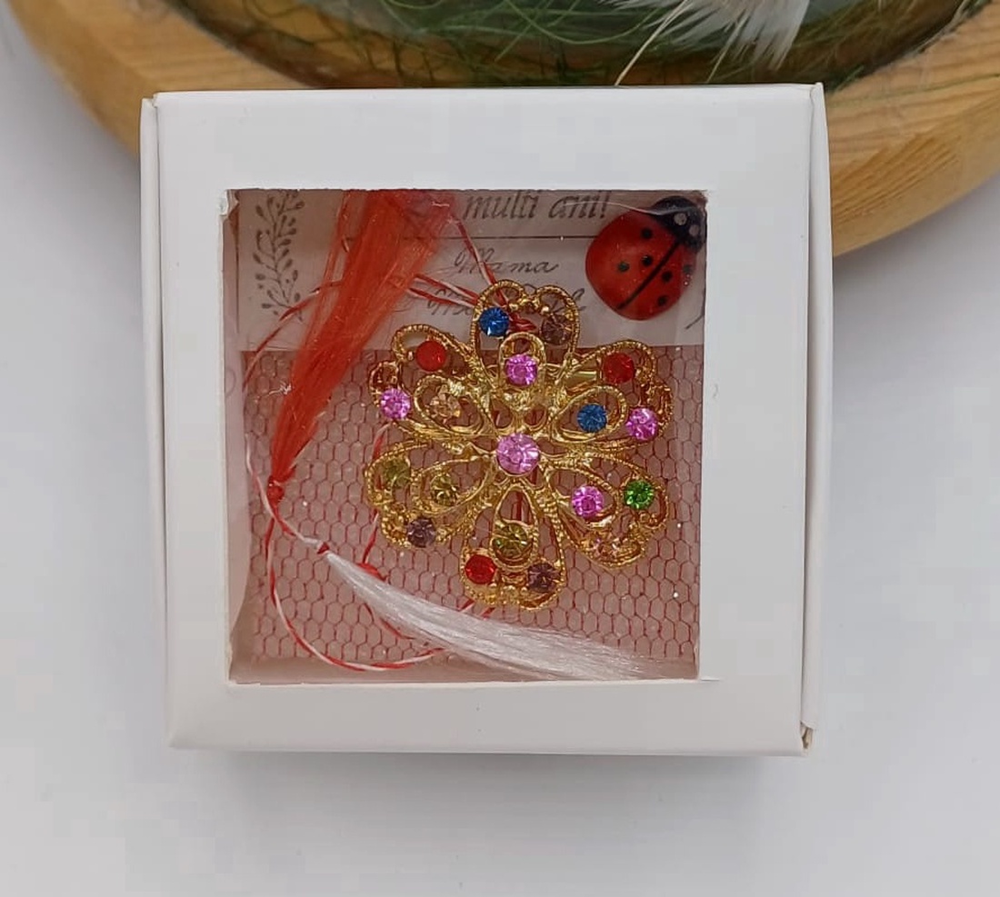 Mărțișor floral auriu cu cristale multicolore � simbol al primăverii - bijuterii - mărțișor - Artynos.ro