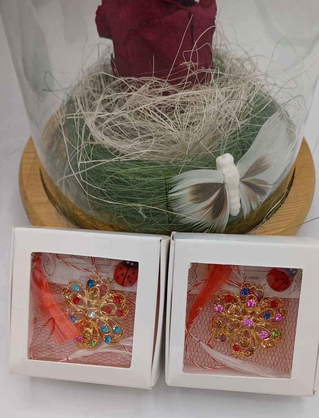 Mărțișor floral auriu cu cristale multicolore � simbol al primăverii - bijuterii - mărțișor - Artynos.ro