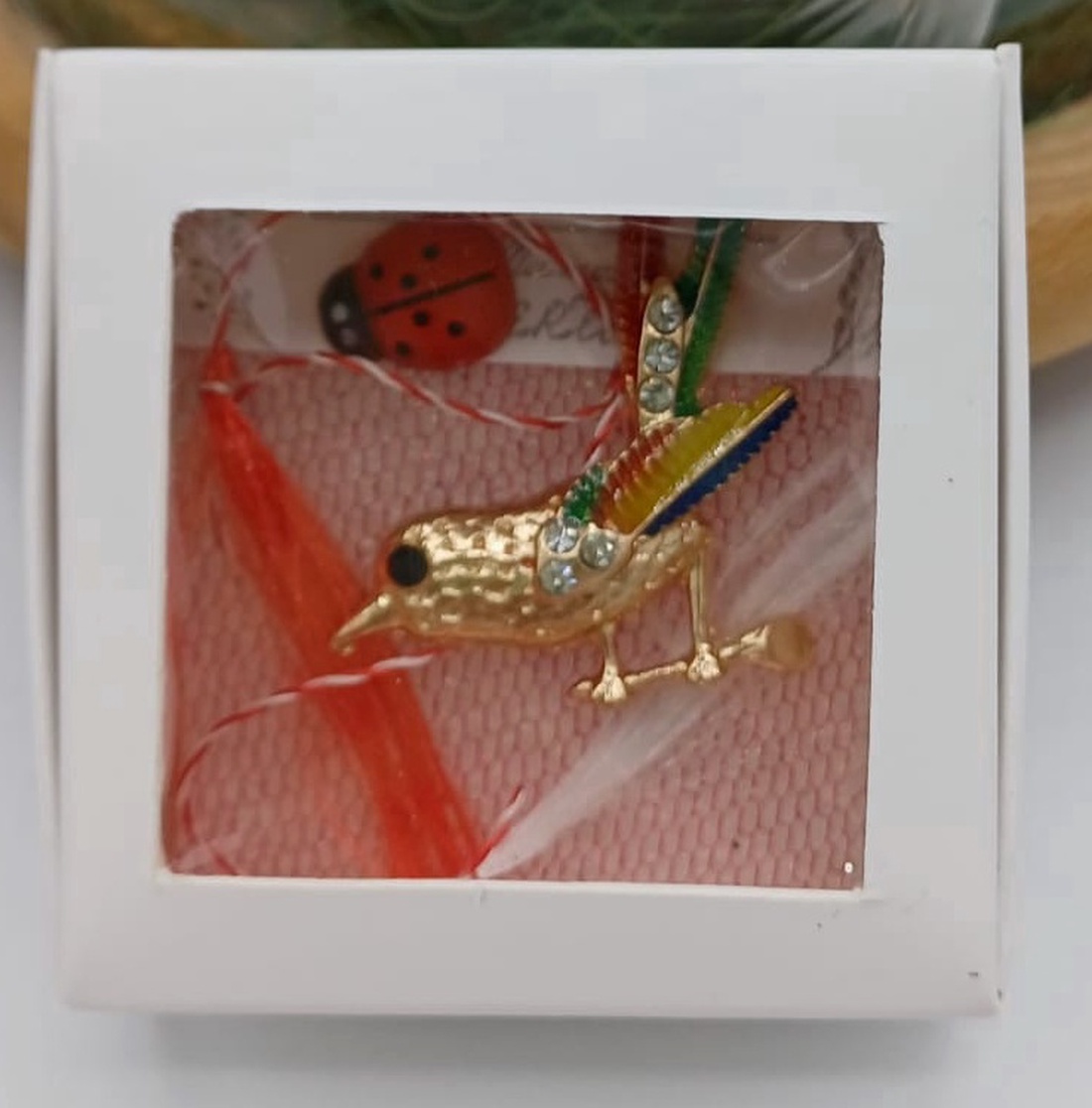 Mărțișor pasăre decorativă aurie � simbol al libertății și norocului - bijuterii - mărțișor - Artynos.ro