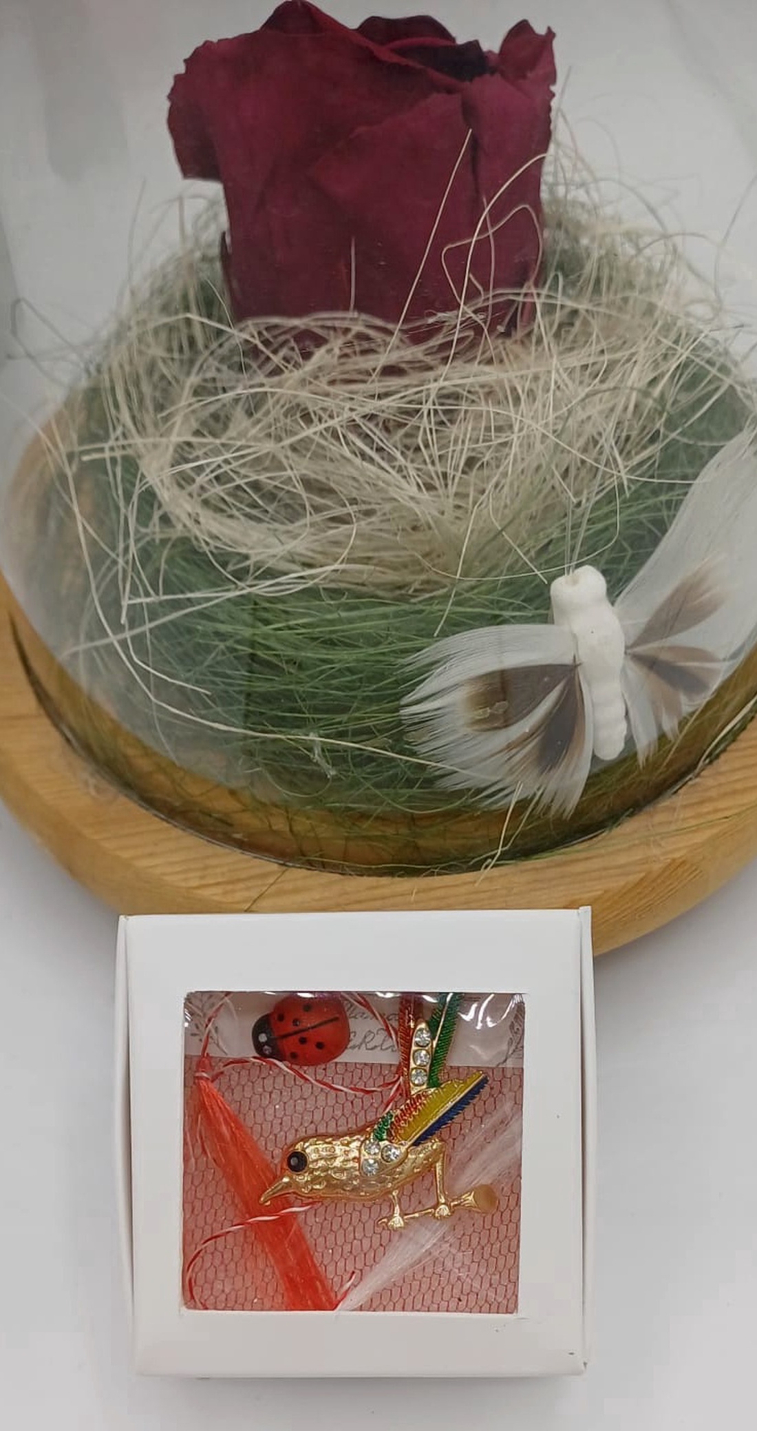 Mărțișor pasăre decorativă aurie � simbol al libertății și norocului - bijuterii - mărțișor - Artynos.ro