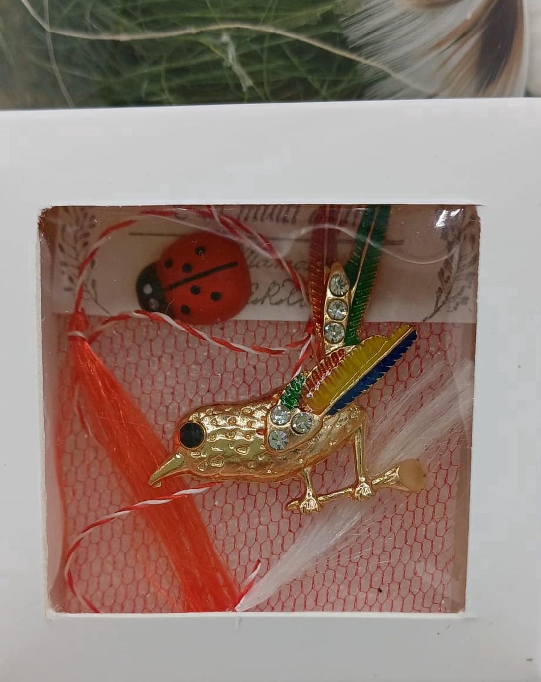 Mărțișor pasăre decorativă aurie � simbol al libertății și norocului - bijuterii - mărțișor - Artynos.ro