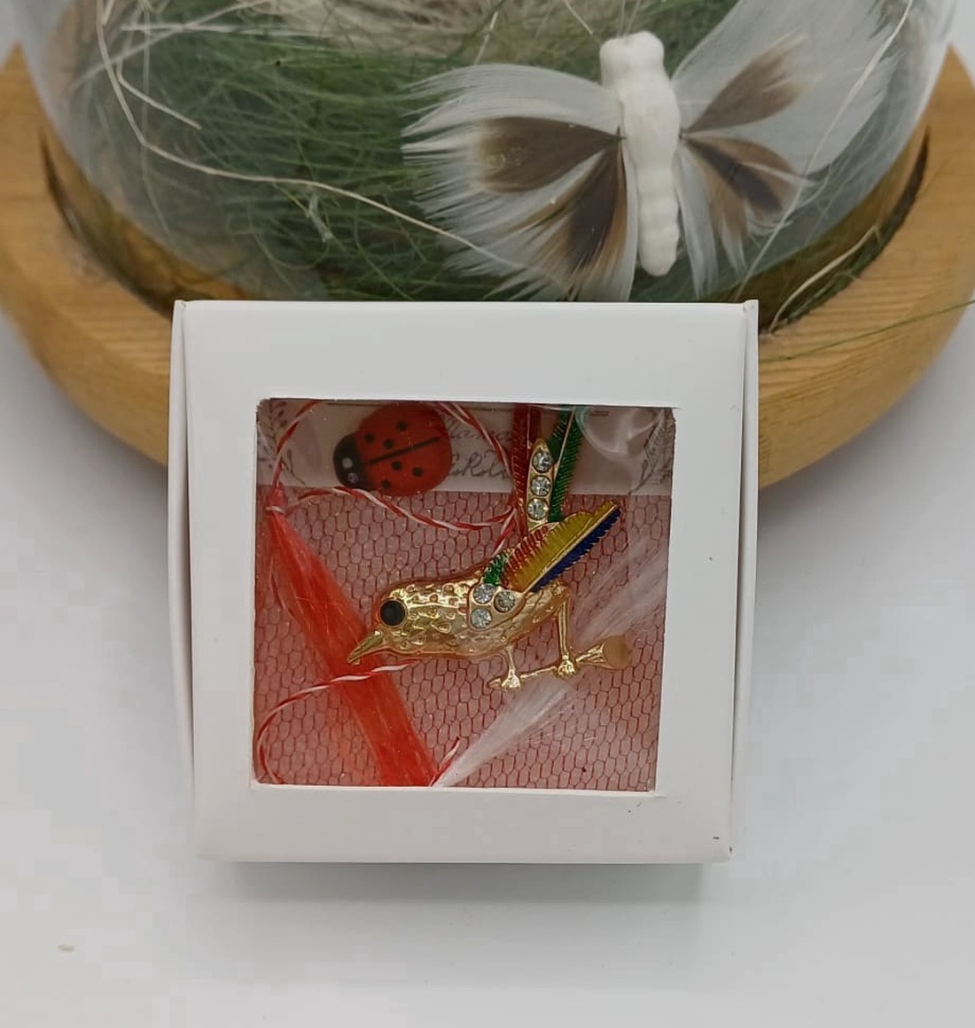 Mărțișor pasăre decorativă aurie � simbol al libertății și norocului - bijuterii - mărțișor - Artynos.ro