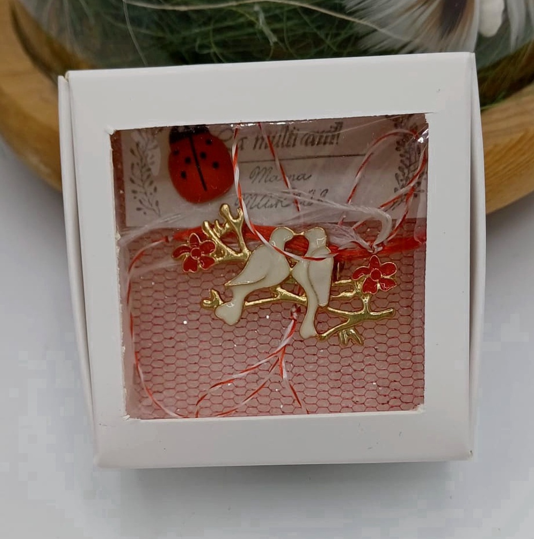 Mărțișor porumbei cu flori � simbol al gingășiei și norocului - bijuterii - mărțișor - Artynos.ro