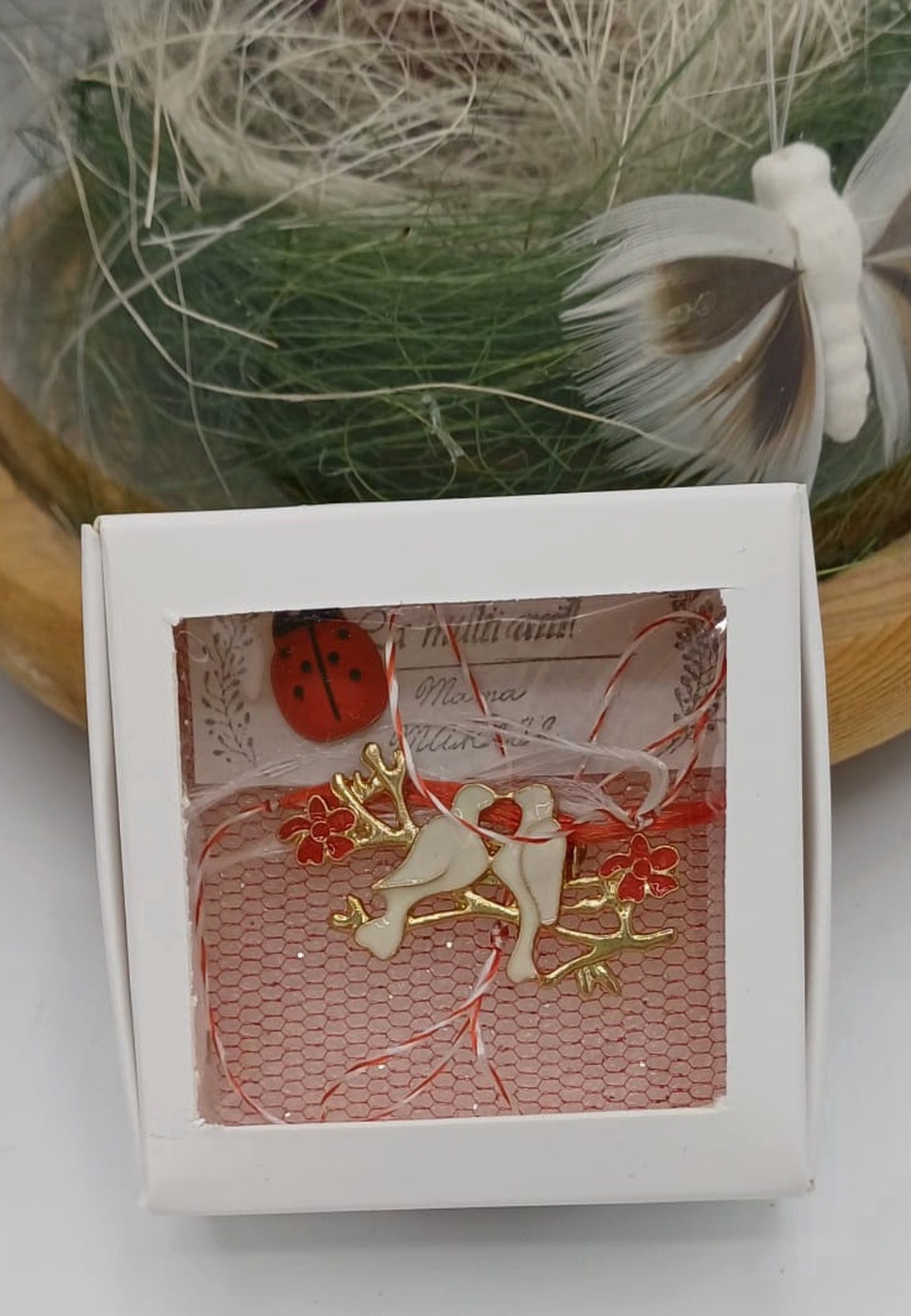 Mărțișor porumbei cu flori � simbol al gingășiei și norocului - bijuterii - mărțișor - Artynos.ro