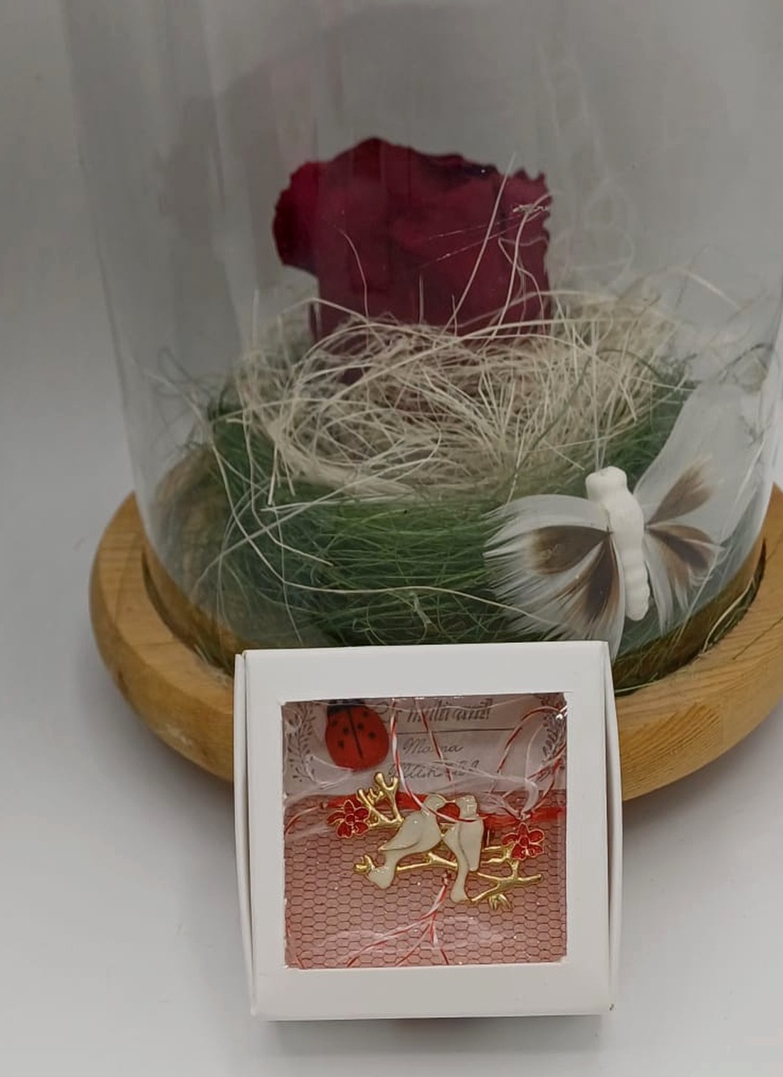 Mărțișor porumbei cu flori � simbol al gingășiei și norocului - bijuterii - mărțișor - Artynos.ro