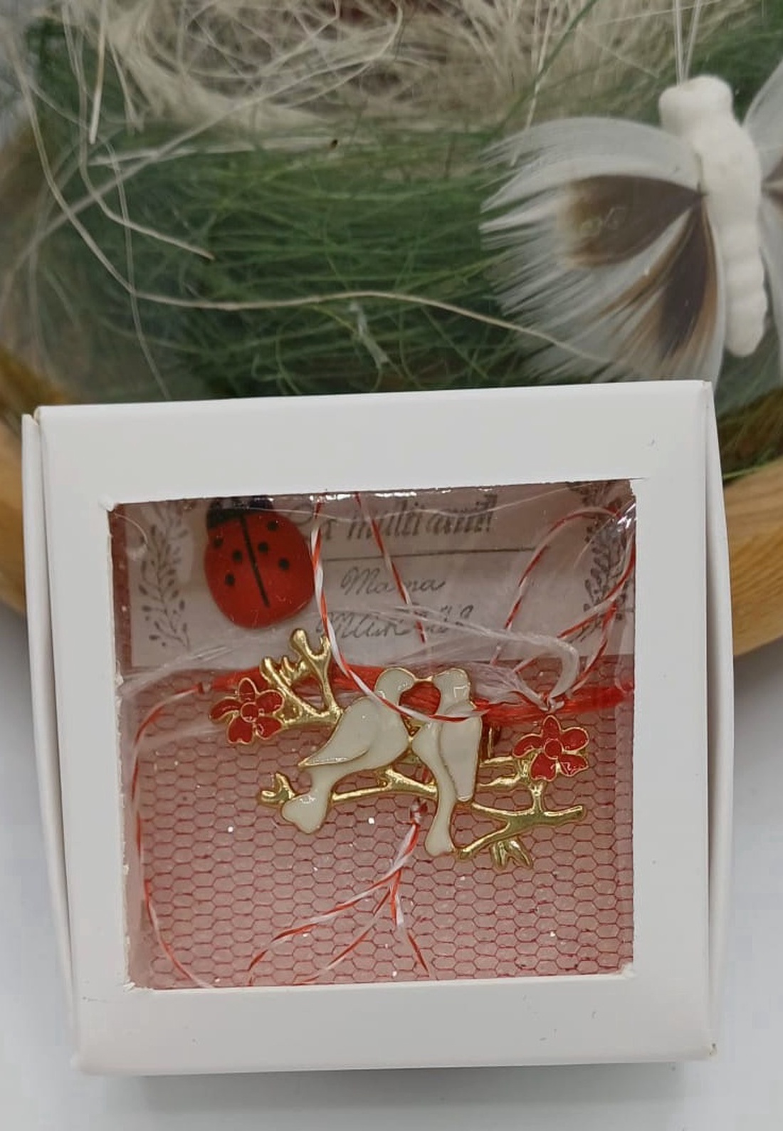 Mărțișor porumbei cu flori � simbol al gingășiei și norocului - bijuterii - mărțișor - Artynos.ro