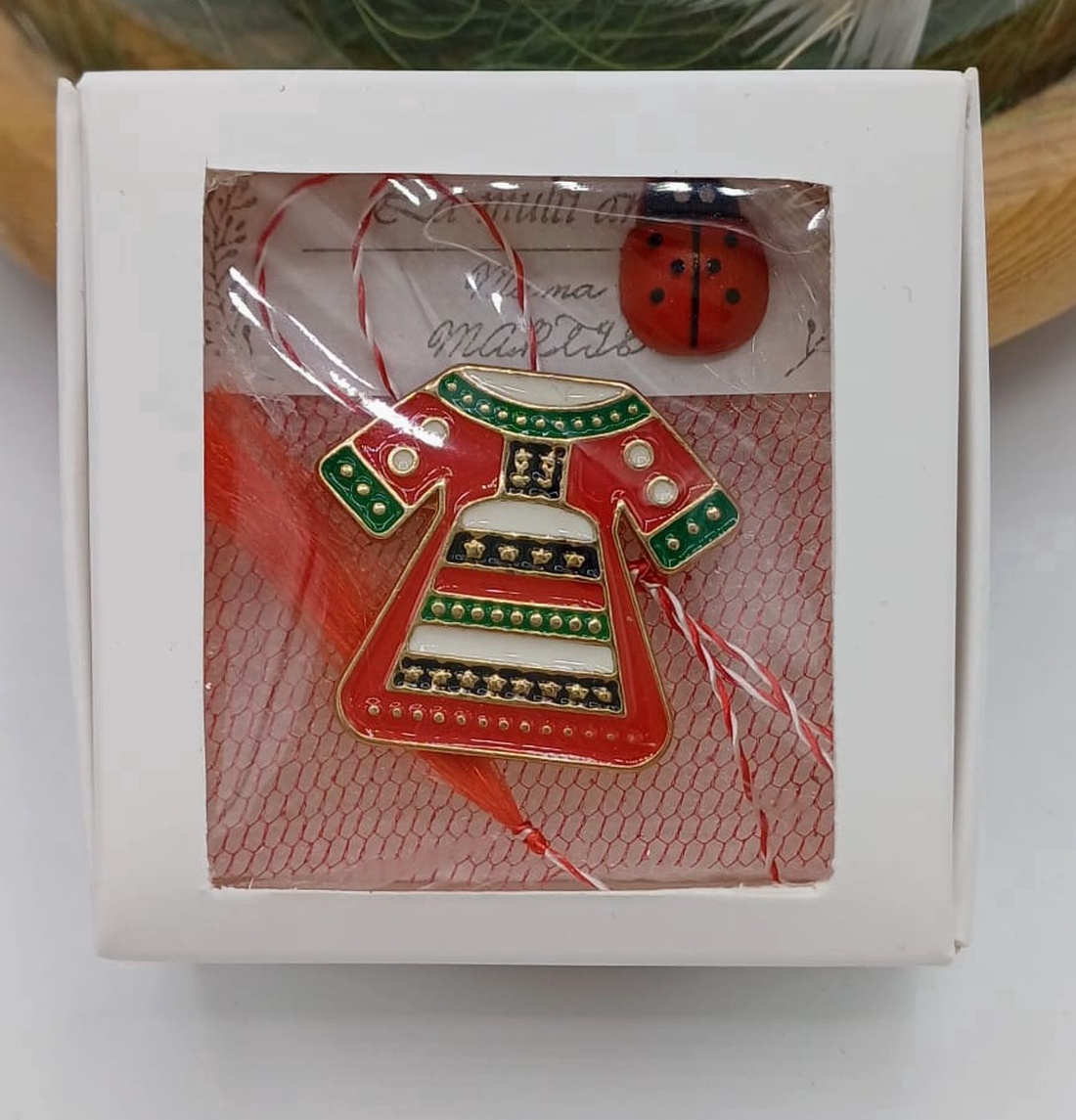 Mărțișor rochie tradițională românească � simbol al identității și norocului - bijuterii - mărțișor - Artynos.ro