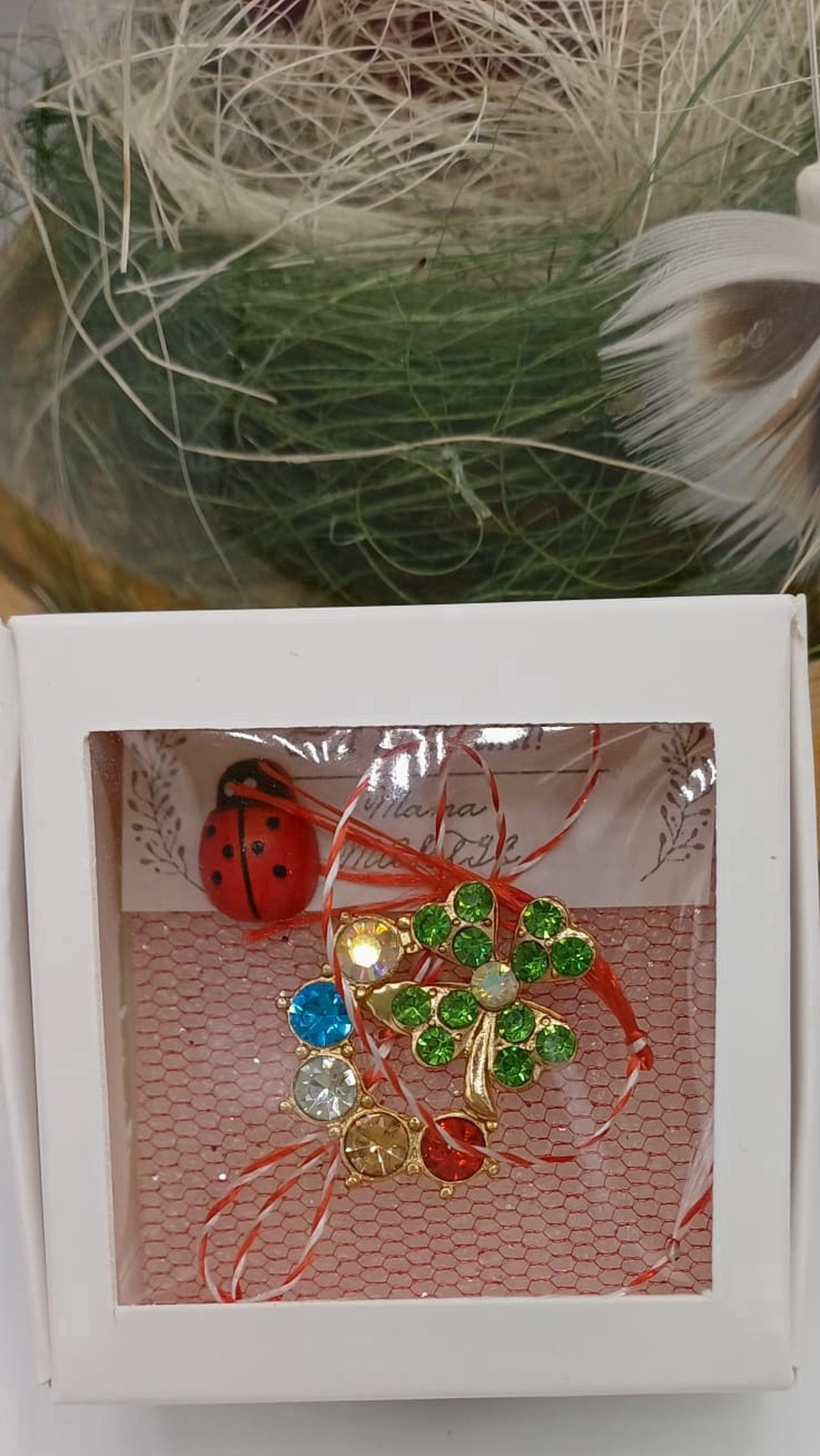 Mărțișor cu trifoiul vieții cu cristale multicolore � simbol al armoniei și norocului - bijuterii - mărțișor - Artynos.ro