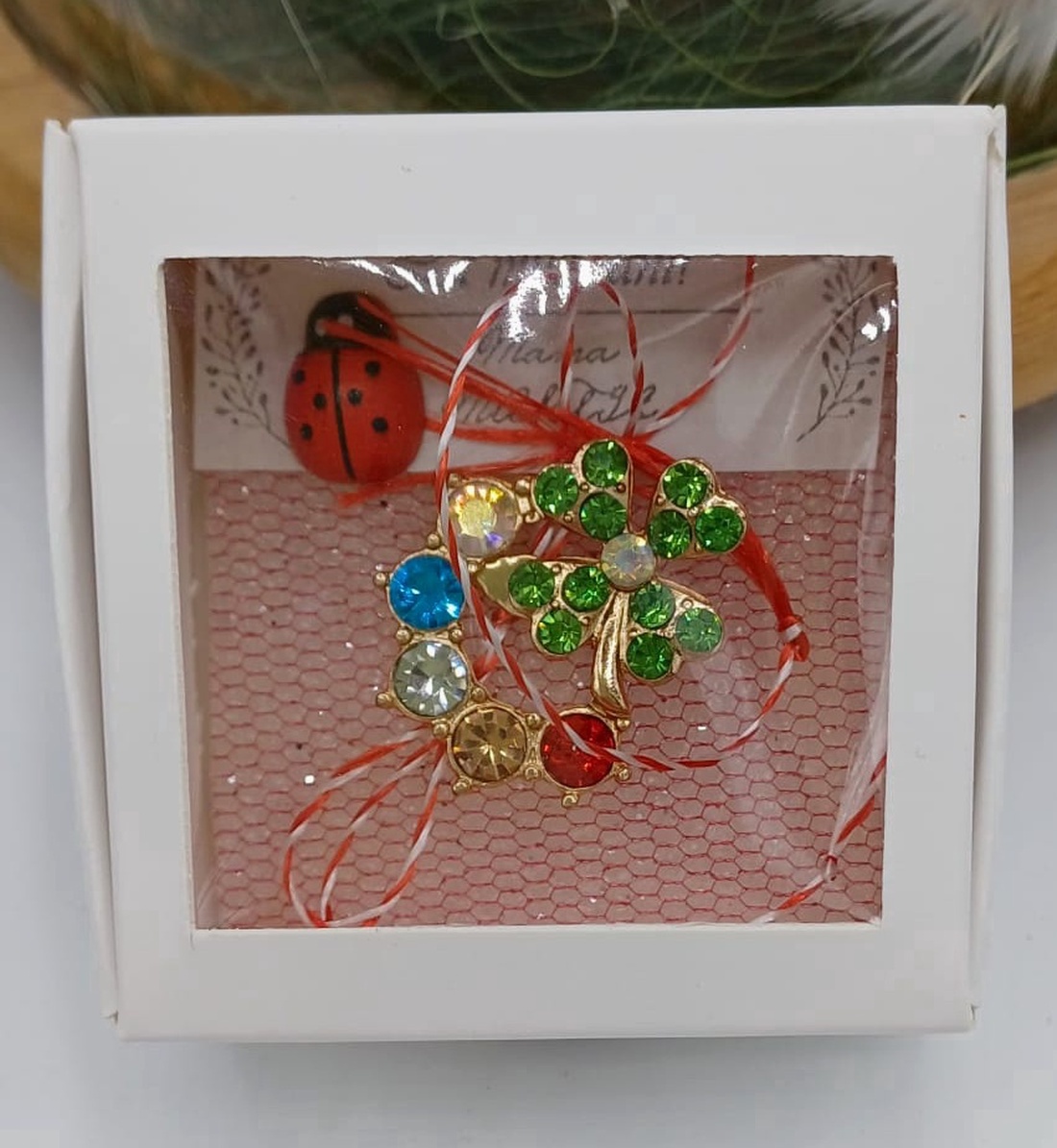 Mărțișor cu trifoiul vieții cu cristale multicolore � simbol al armoniei și norocului - bijuterii - mărțișor - Artynos.ro