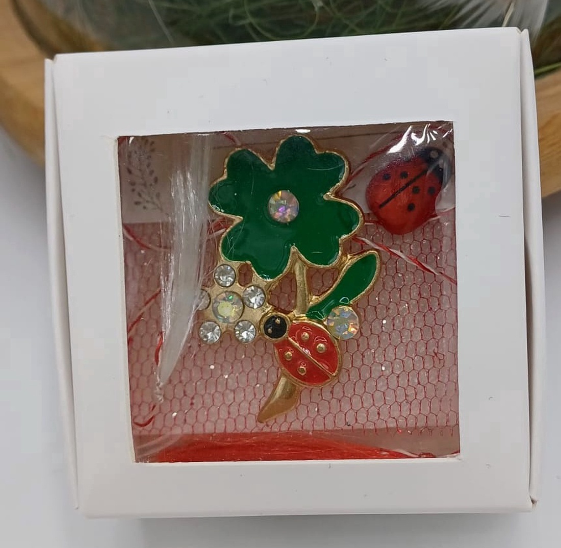 Mărțișor floare trifoi cu buburuză � simbol al primăverii, norocului și bucuriei - bijuterii - mărțișor - Artynos.ro