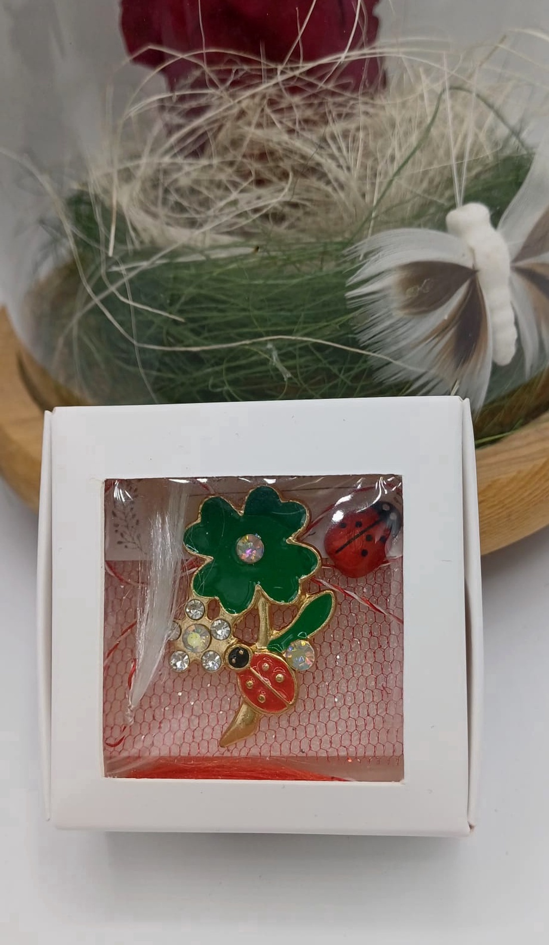 Mărțișor floare trifoi cu buburuză � simbol al primăverii, norocului și bucuriei - bijuterii - mărțișor - Artynos.ro