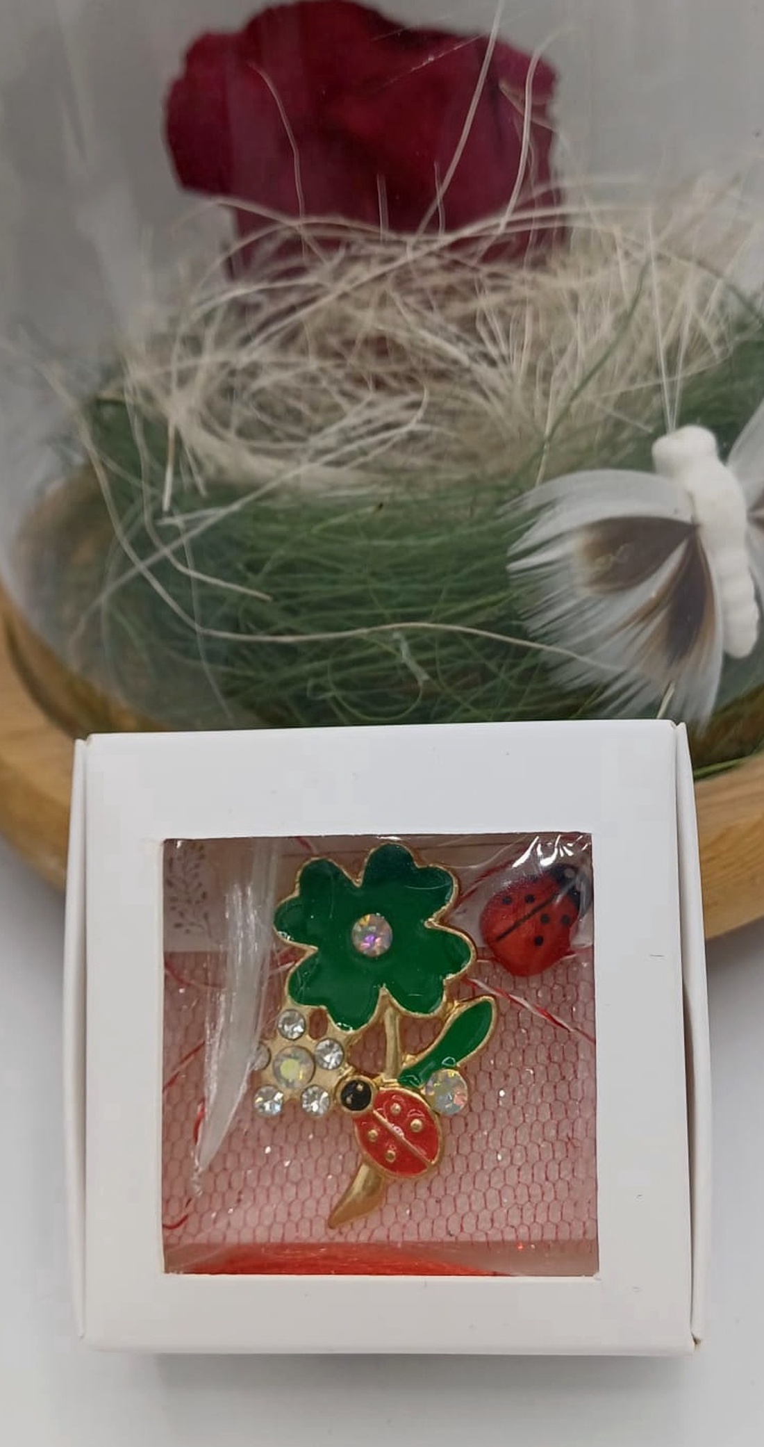 Mărțișor floare trifoi cu buburuză � simbol al primăverii, norocului și bucuriei - bijuterii - mărțișor - Artynos.ro