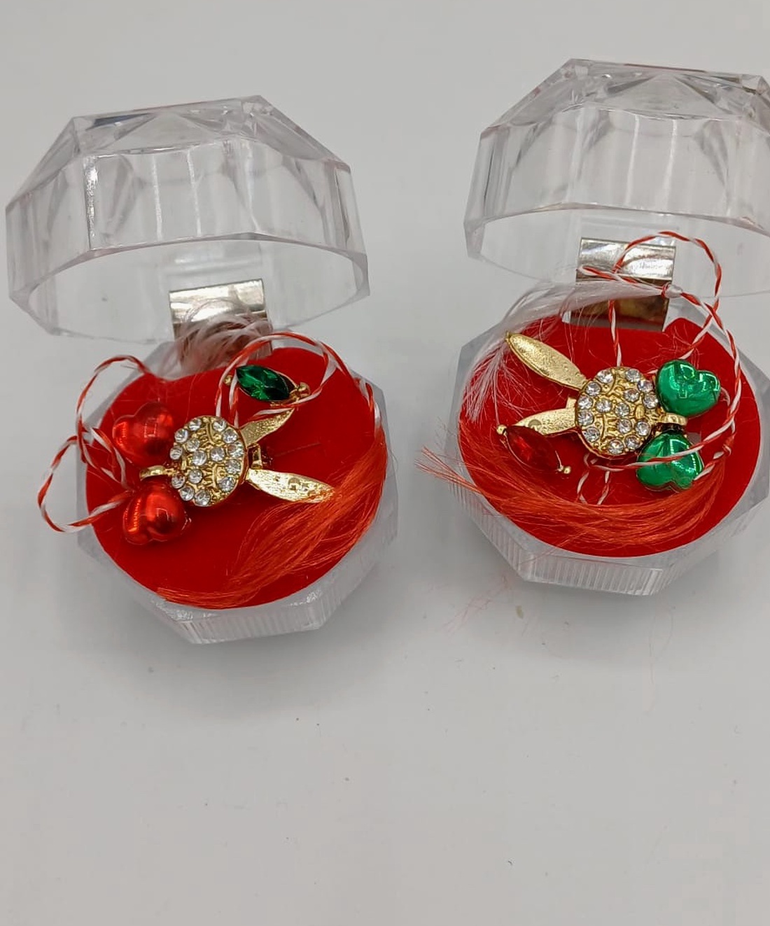 Mărțișor cu buburuză aurie și Iepuras cu papion� simbol al norocului și al primăverii - bijuterii - mărțișor - Artynos.ro