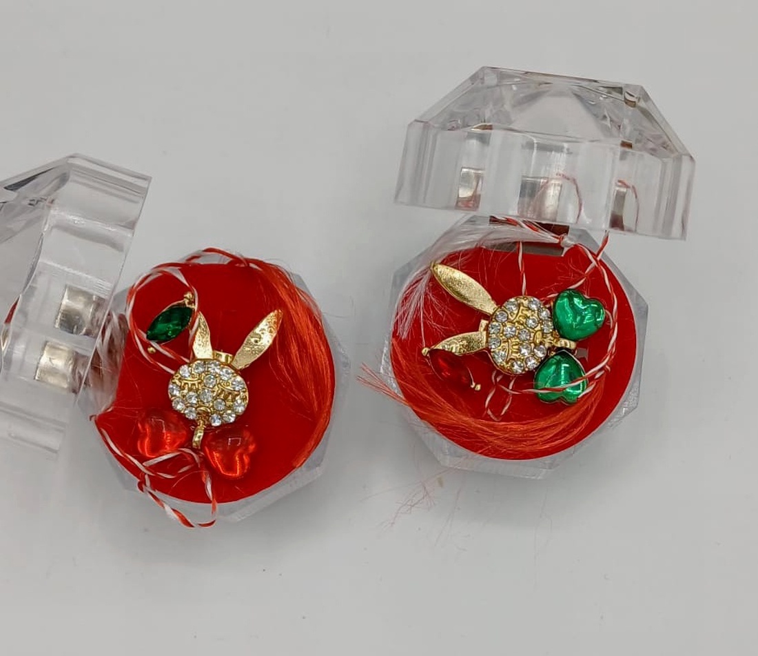 Mărțișor cu buburuză aurie și Iepuras cu papion� simbol al norocului și al primăverii - bijuterii - mărțișor - Artynos.ro