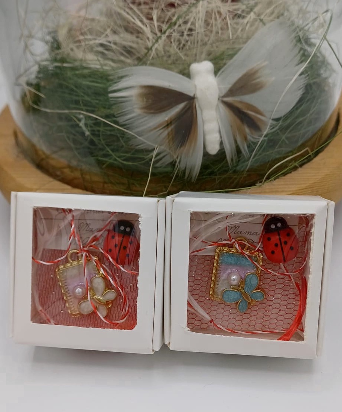 Mărțișor cu albinuță si fluturas � mini tablou decorativ, în ramă aurie - bijuterii - mărțișor - Artynos.ro