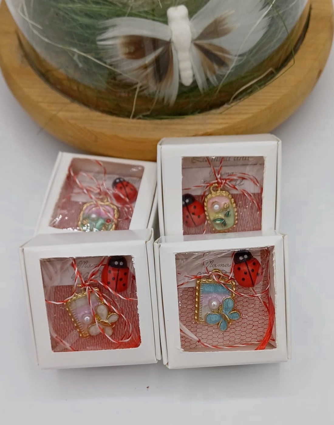 Mărțișor cu albinuță si fluturas � mini tablou decorativ, în ramă aurie - bijuterii - mărțișor - Artynos.ro