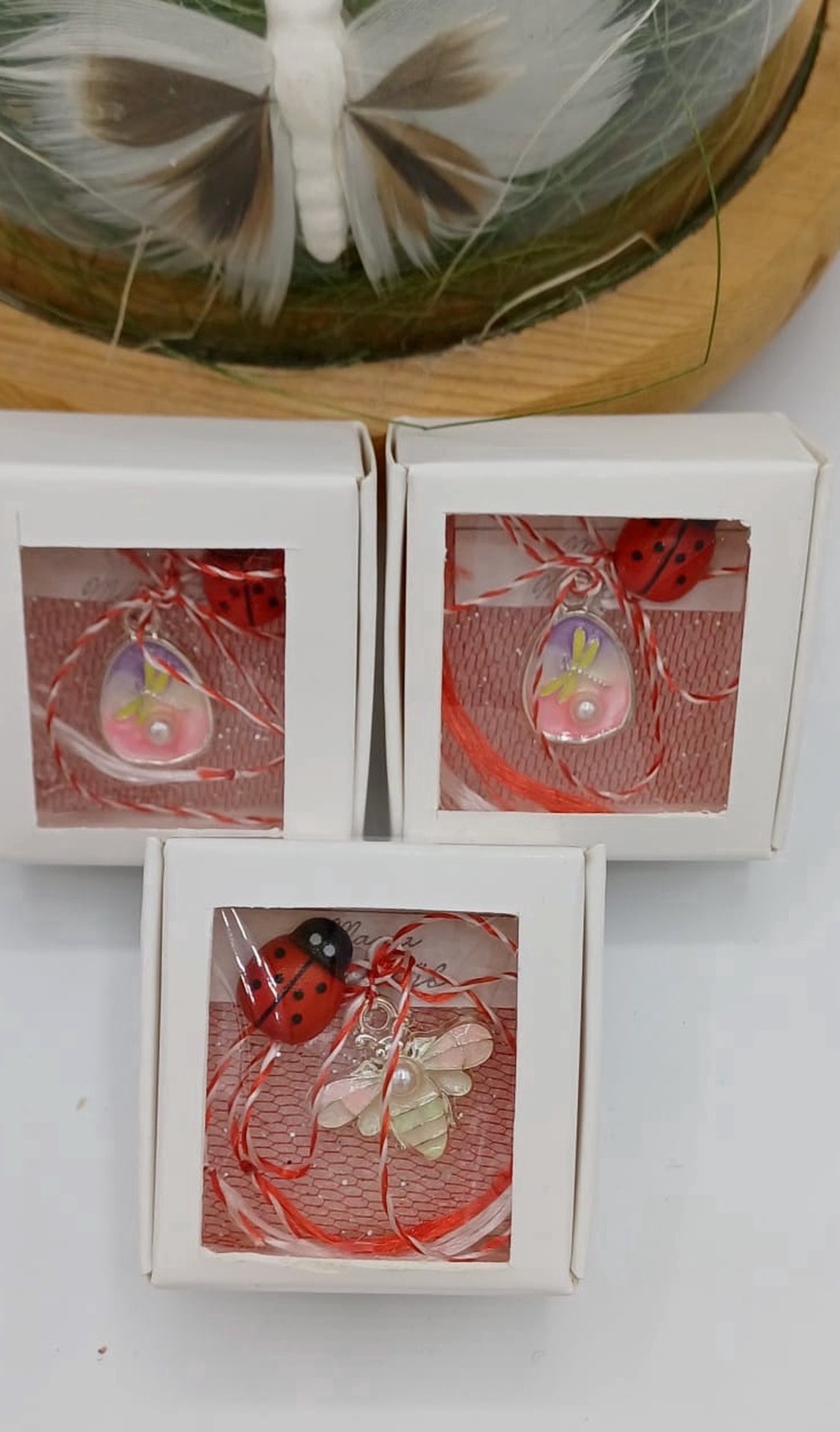 Mărțișor cu albinuță si fluturas � mini tablou decorativ, în ramă aurie - bijuterii - mărțișor - Artynos.ro