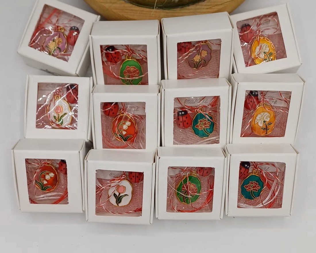 Mărțișoare cu flori � colecție elegantă, simbol al primăverii - bijuterii - mărțișor - Artynos.ro