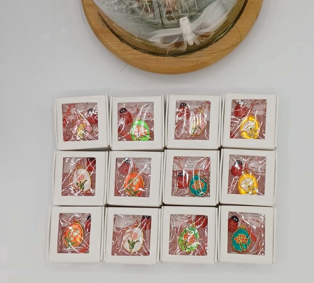 Mărțișoare cu flori � colecție elegantă, simbol al primăverii - bijuterii - mărțișor - Artynos.ro