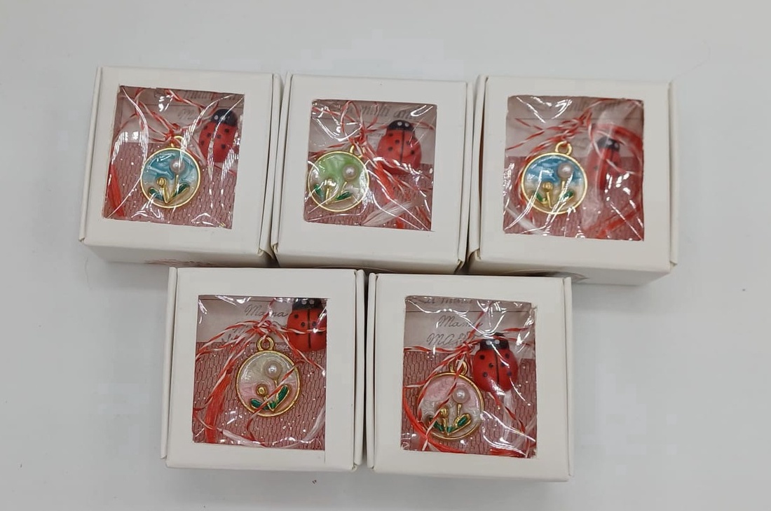 Mărțișor floral elegant � simbol al primăverii și norocului - bijuterii - mărțișor - Artynos.ro