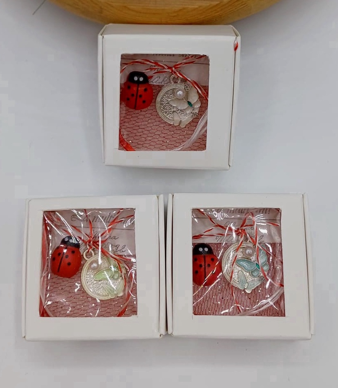 Mărțișor pandantiv rotund cu floare și perlă - bijuterii - mărțișor - Artynos.ro