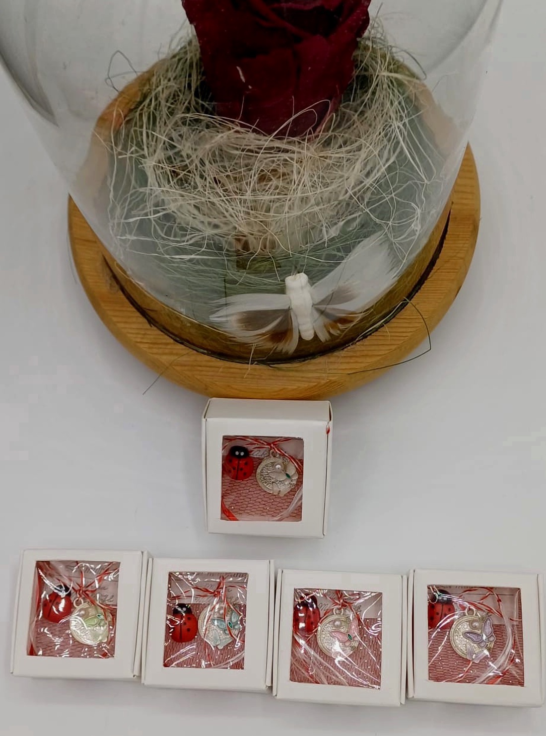 Mărțișor pandantiv rotund cu floare și perlă - bijuterii - mărțișor - Artynos.ro