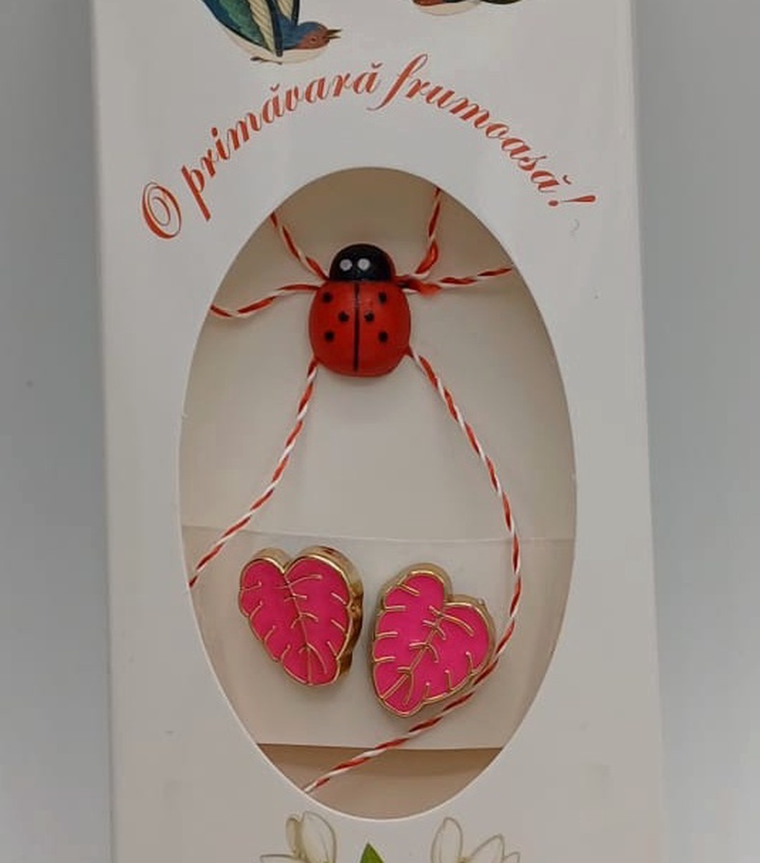 Butoni de cămașă 1 pereche ,tip mărțișor � frunza roz cu buburuză ,se poarta tot anul - bijuterii - mărțișor - Artynos.ro