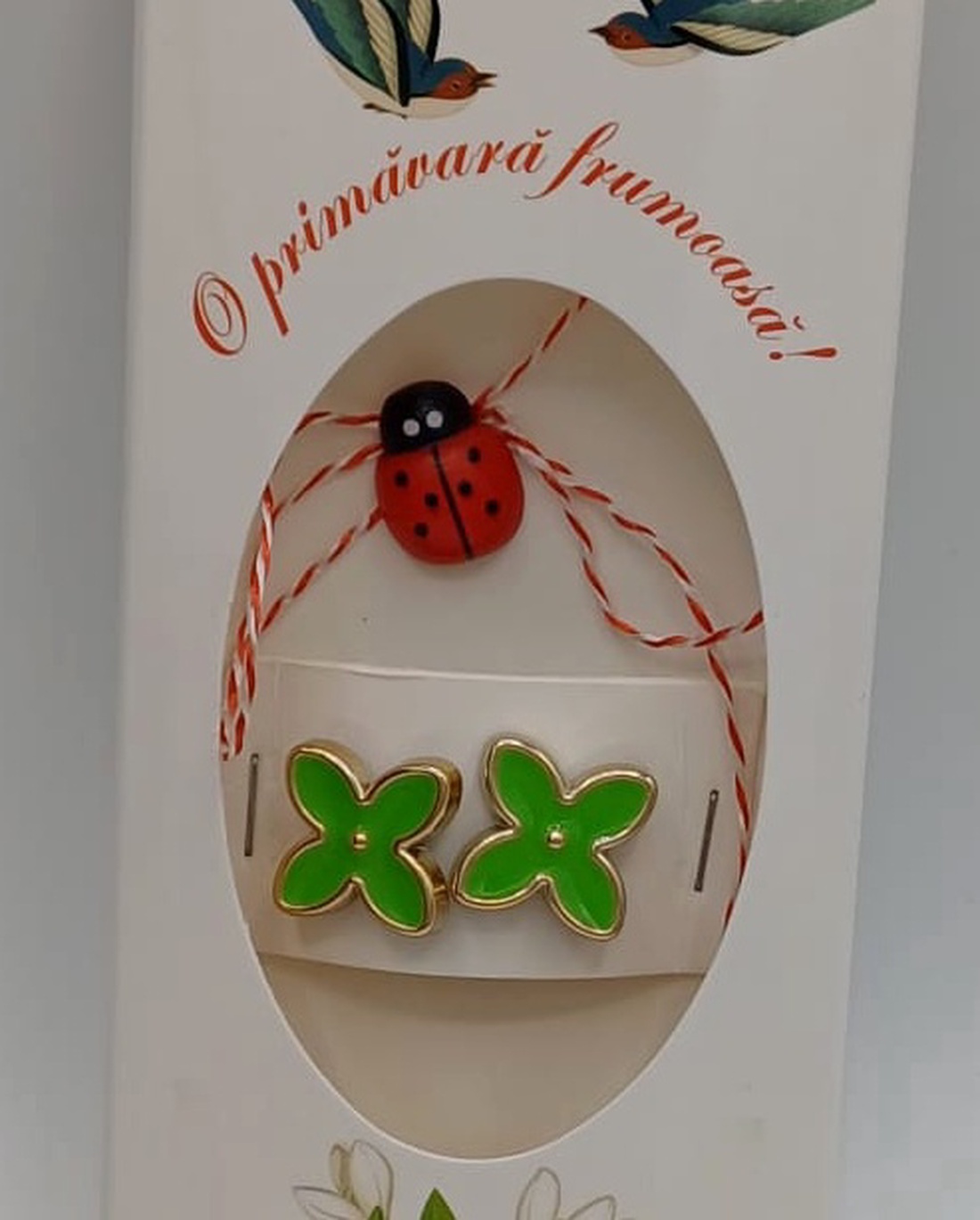 Butoni de cămașă 1 pereche, tip mărțișor � floare verde deschis cu buburuză,se poarta tot anul ,la haine - bijuterii - mărțișor - Artynos.ro