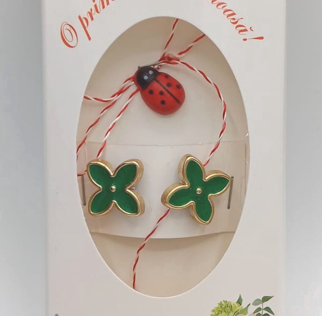 Butoni de cămașă,1 pereche tip mărțișor � floare verde inchis cu buburuză ,se poarta tot anul la orice tip de haina - bijuterii - mărțișor - Artynos.ro