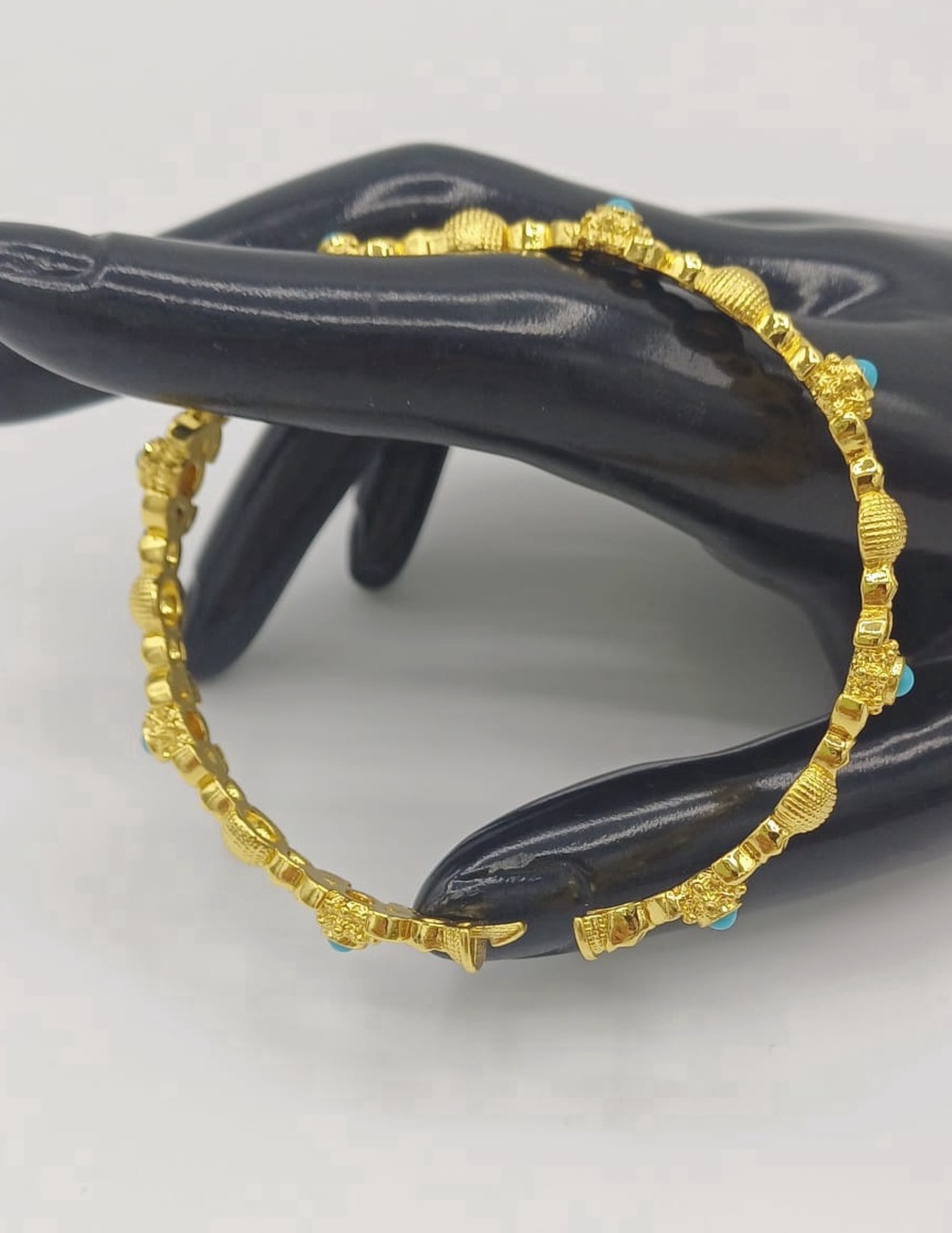 Brățară elegantă cu design decorativ, realizată din elemente metalice cu finisaj auriu - bijuterii - brățări - brățări din cupru - Artynos.ro