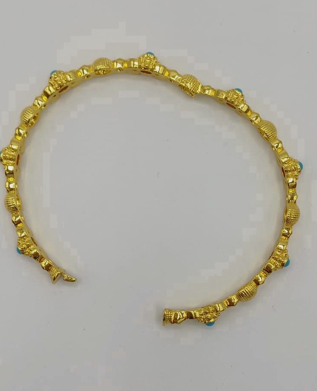 Brățară elegantă cu design decorativ, realizată din elemente metalice cu finisaj auriu - bijuterii - brățări - brățări din cupru - Artynos.ro