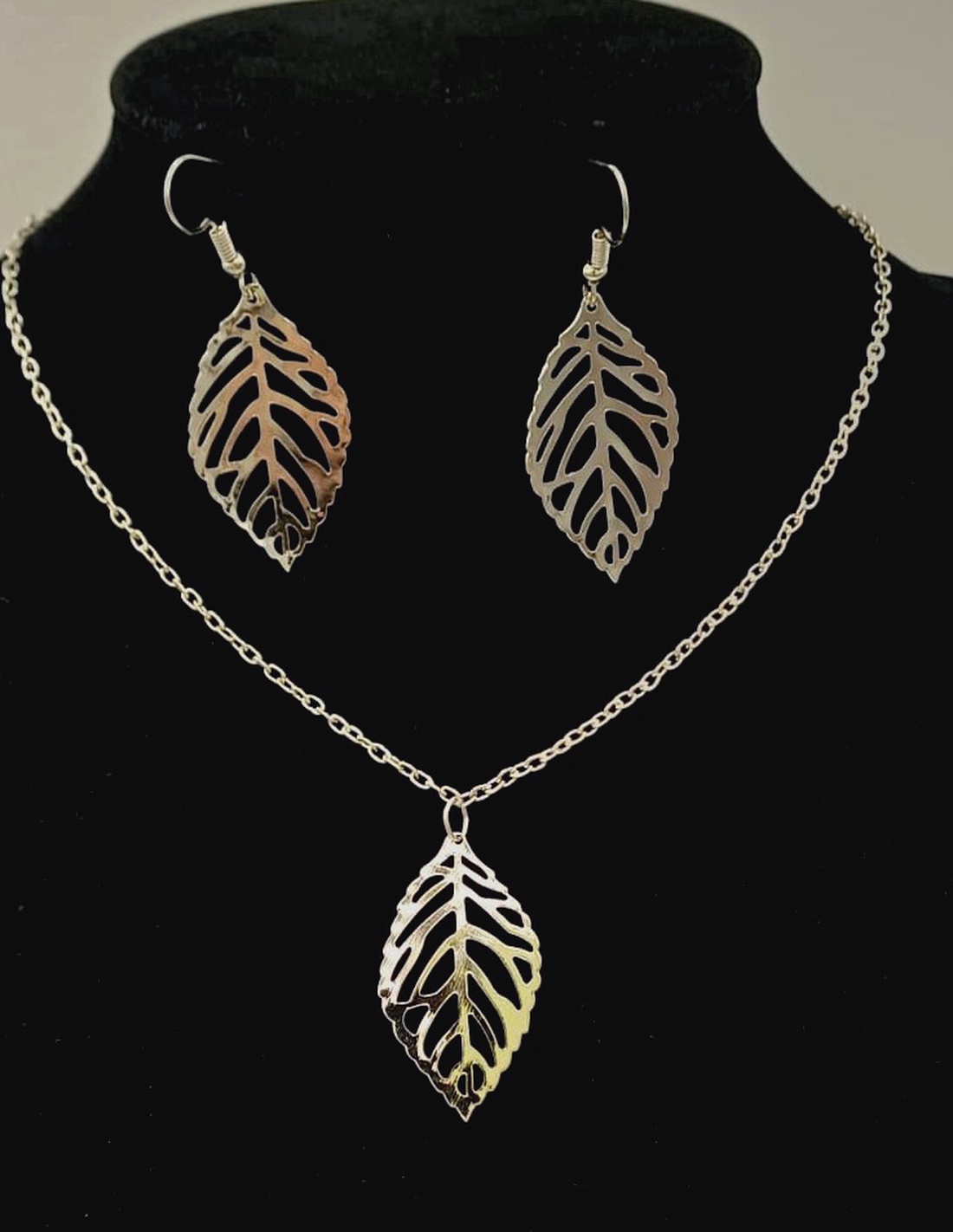 Set delicat de bijuterii realizat din oțel inoxidabil (stainless steel), compus din colier și cercei  - bijuterii - seturi de bijuterii - Artynos.ro