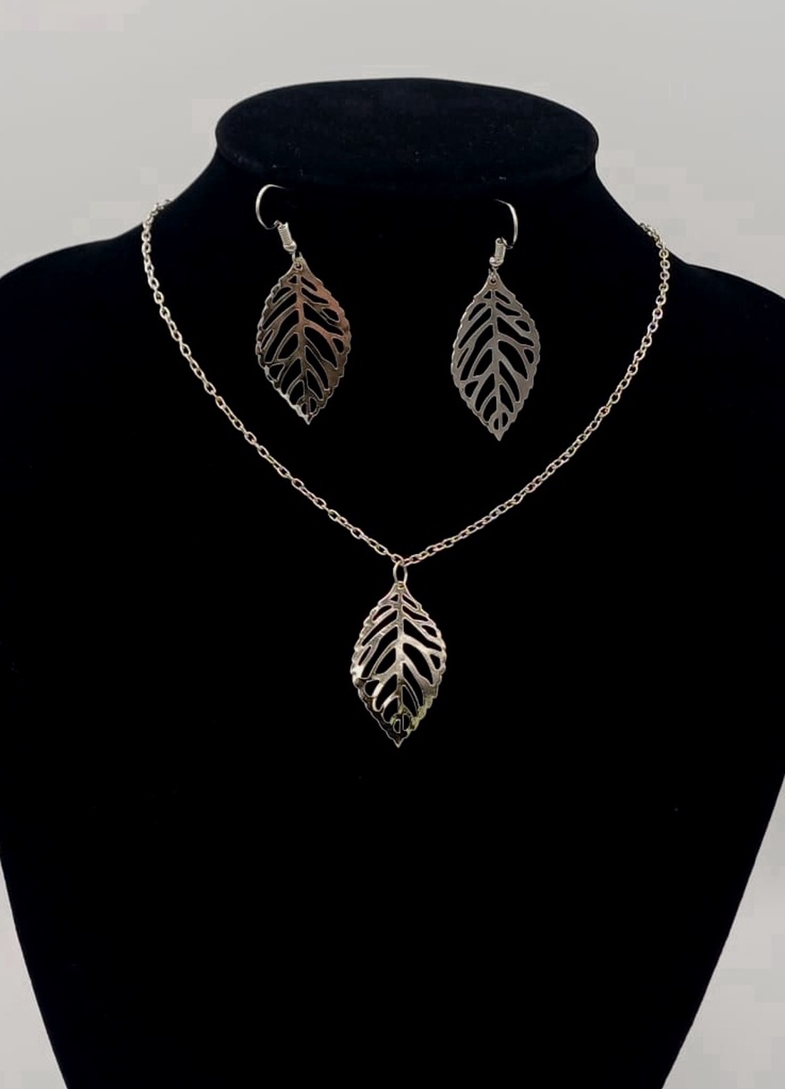 Set delicat de bijuterii realizat din oțel inoxidabil (stainless steel), compus din colier și cercei  - bijuterii - seturi de bijuterii - Artynos.ro