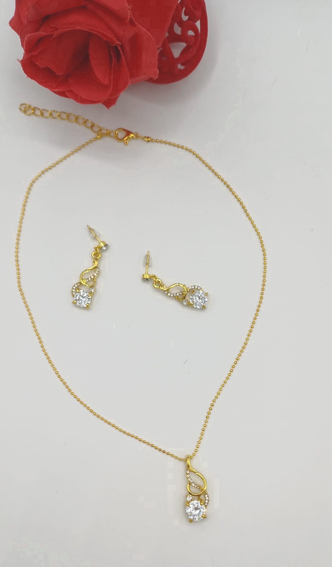 Set delicat de bijuterii format din colier și cercei asortați, realizat din elemente metalice cu finisaj auriu. - bijuterii - coliere - pandative - Artynos.ro