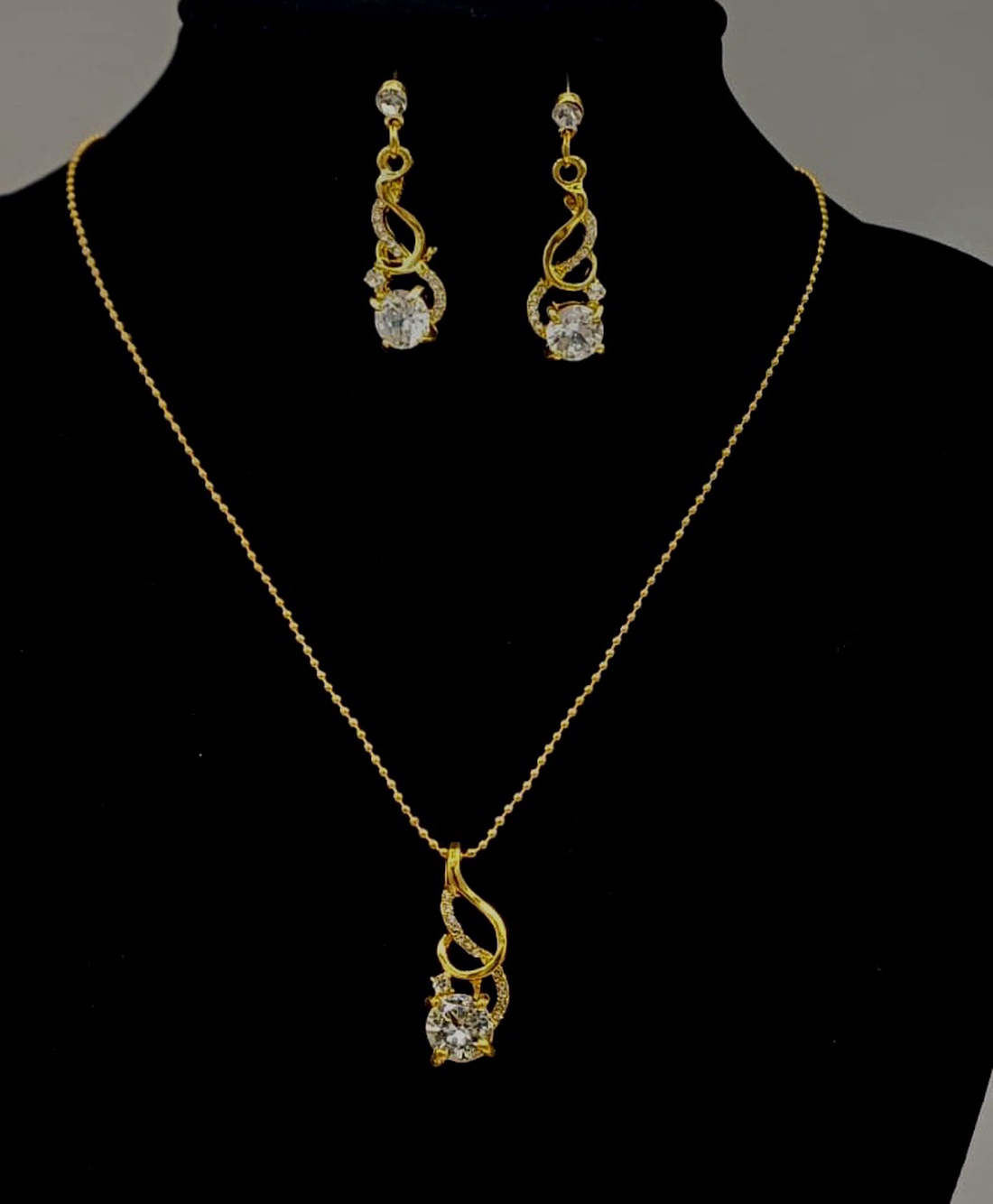 Set delicat de bijuterii format din colier și cercei asortați, realizat din elemente metalice cu finisaj auriu. - bijuterii - coliere - pandative - Artynos.ro