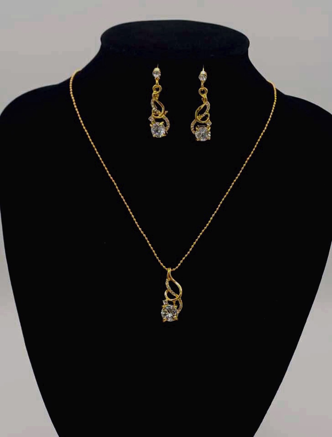 Set delicat de bijuterii format din colier și cercei asortați, realizat din elemente metalice cu finisaj auriu. - bijuterii - coliere - pandative - Artynos.ro