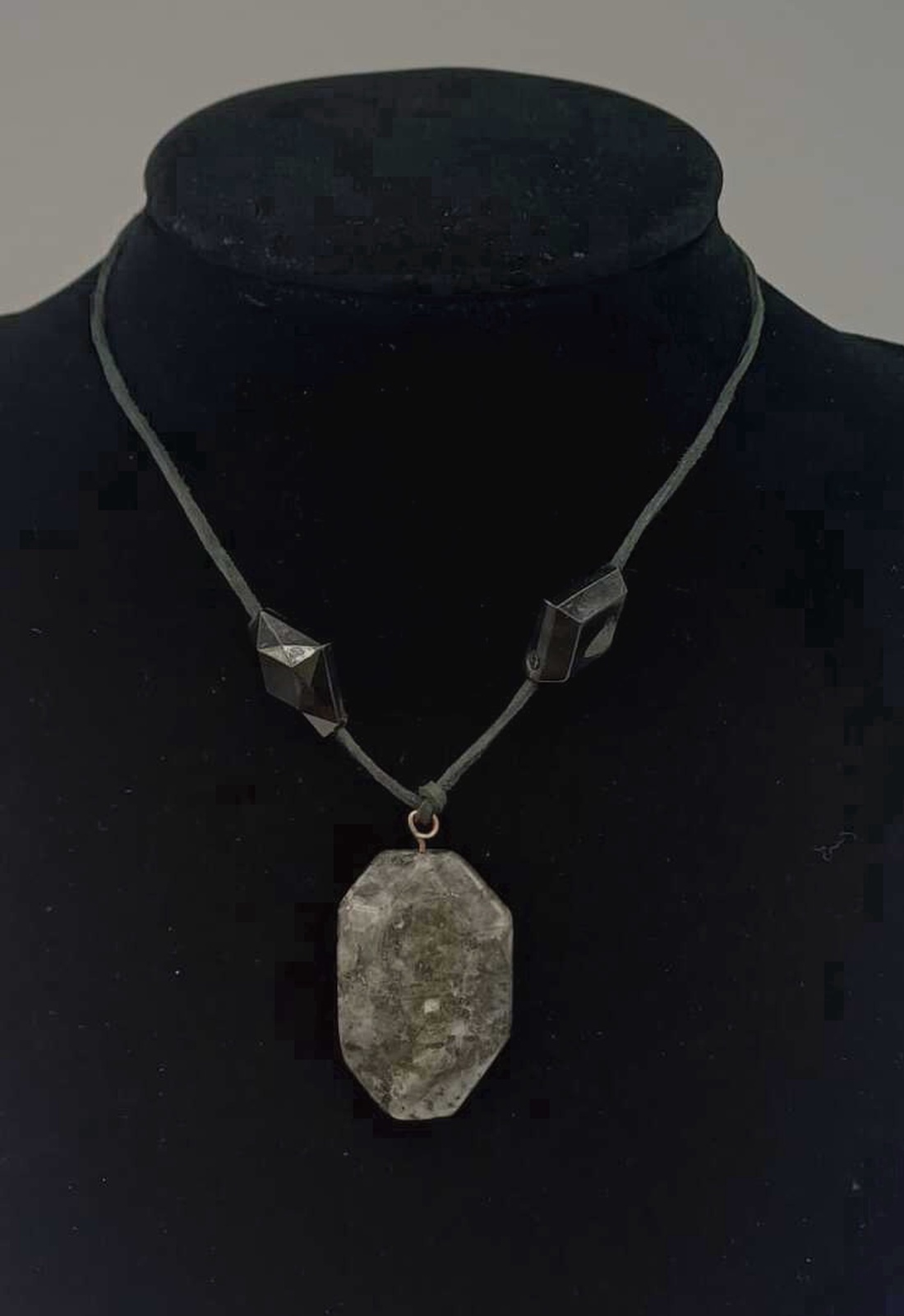 Colier artistic realizat manual, cu pandantiv din labradorit natural șlefuit, montat pe șnur din piele întoarsă de culoa - bijuterii - coliere - chockere - Artynos.ro