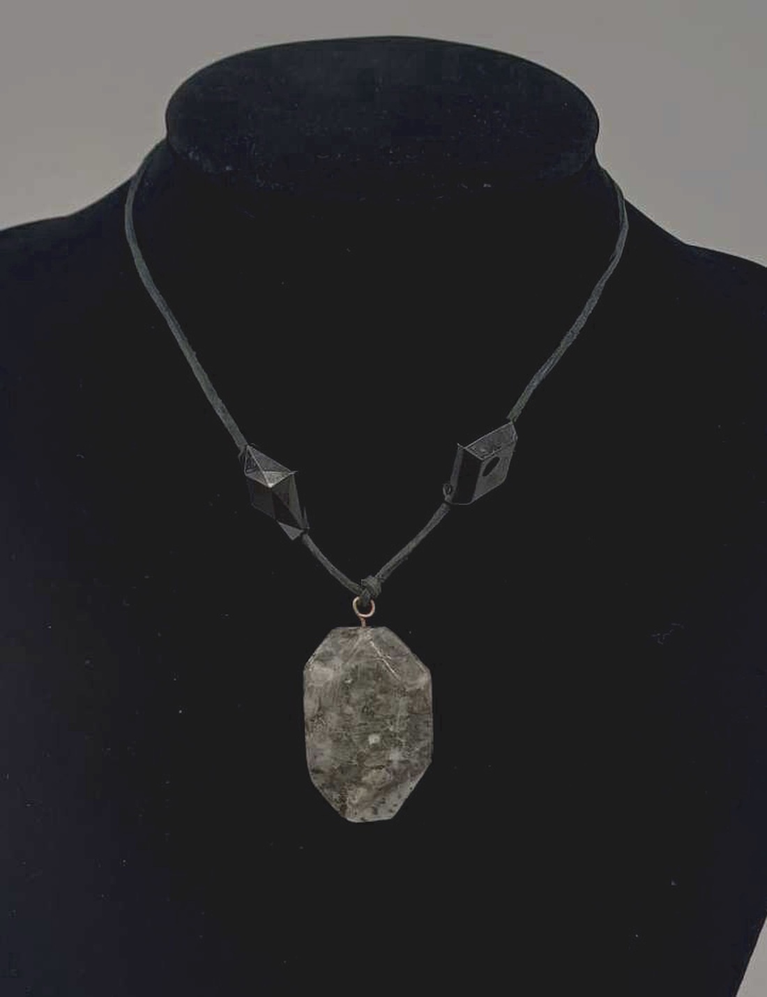 Colier artistic realizat manual, cu pandantiv din labradorit natural șlefuit, montat pe șnur din piele întoarsă de culoa - bijuterii - coliere - chockere - Artynos.ro