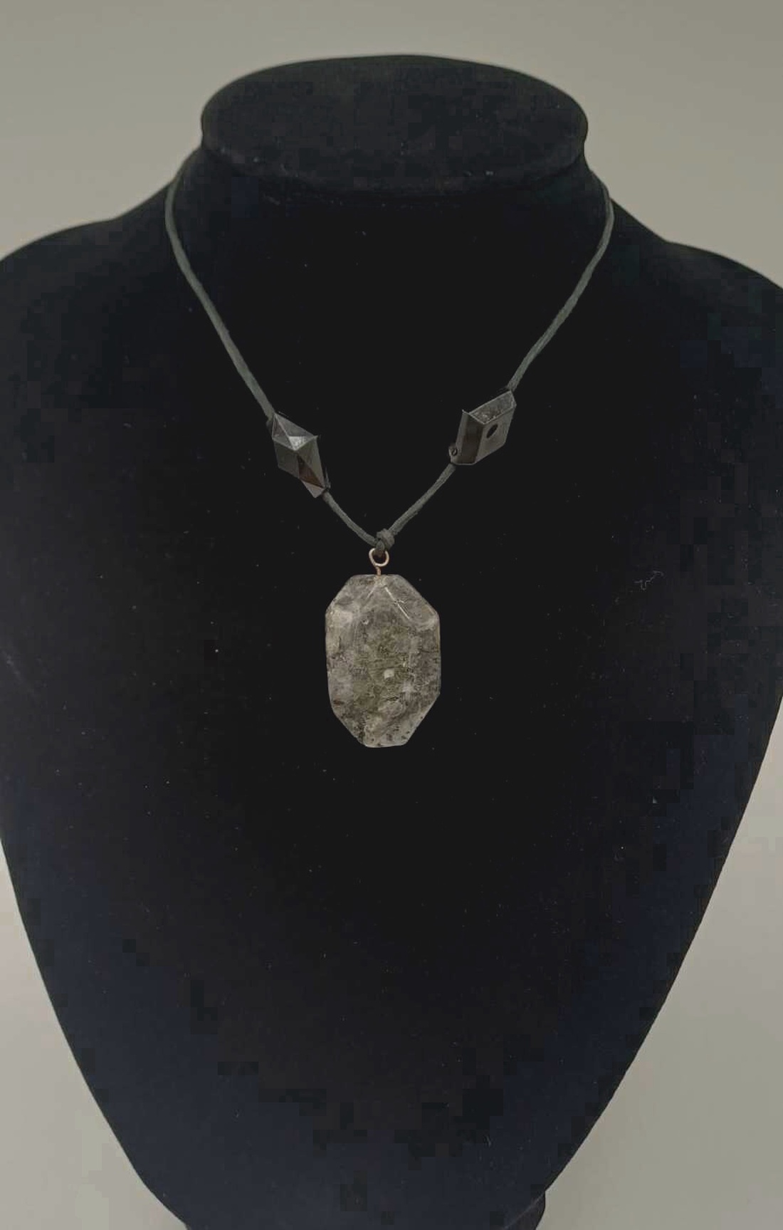 Colier artistic realizat manual, cu pandantiv din labradorit natural șlefuit, montat pe șnur din piele întoarsă de culoa - bijuterii - coliere - chockere - Artynos.ro