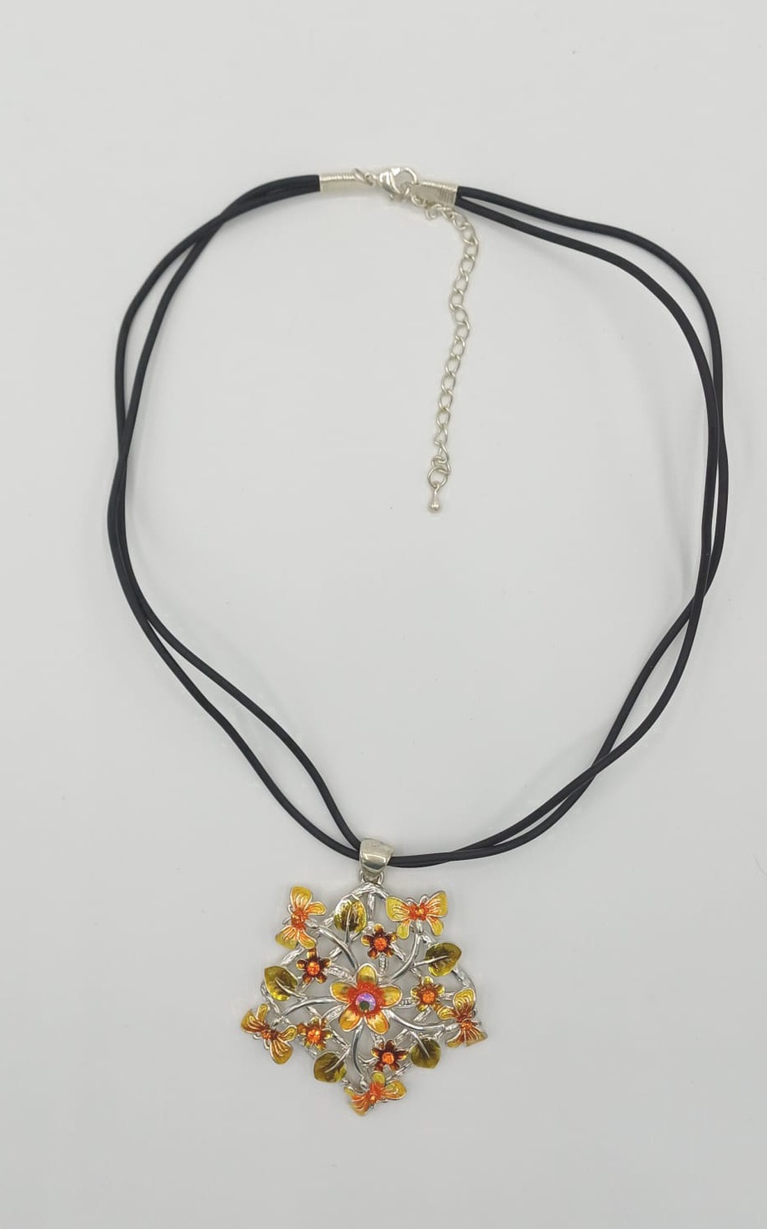 Pandantiv decorativ din metal, cu șiret din cauciuc, cu un design floral elegant, inspirat din natura. - bijuterii - coliere - pandative - Artynos.ro