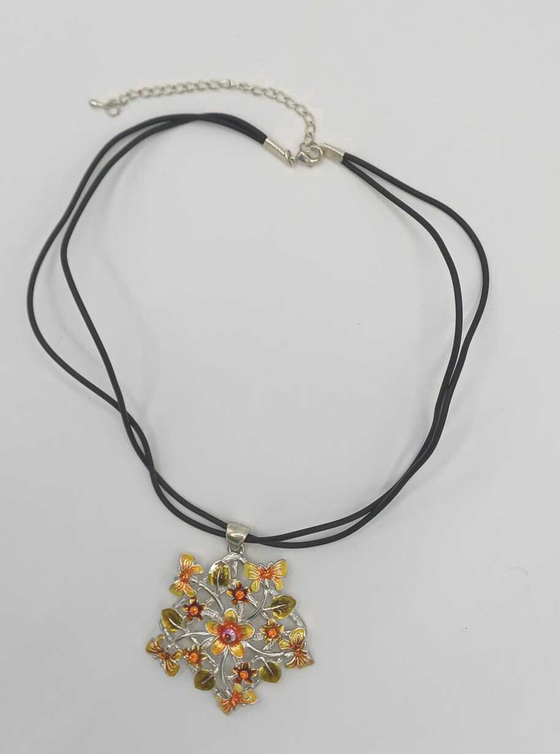 Pandantiv decorativ din metal, cu șiret din cauciuc, cu un design floral elegant, inspirat din natura. - bijuterii - coliere - pandative - Artynos.ro