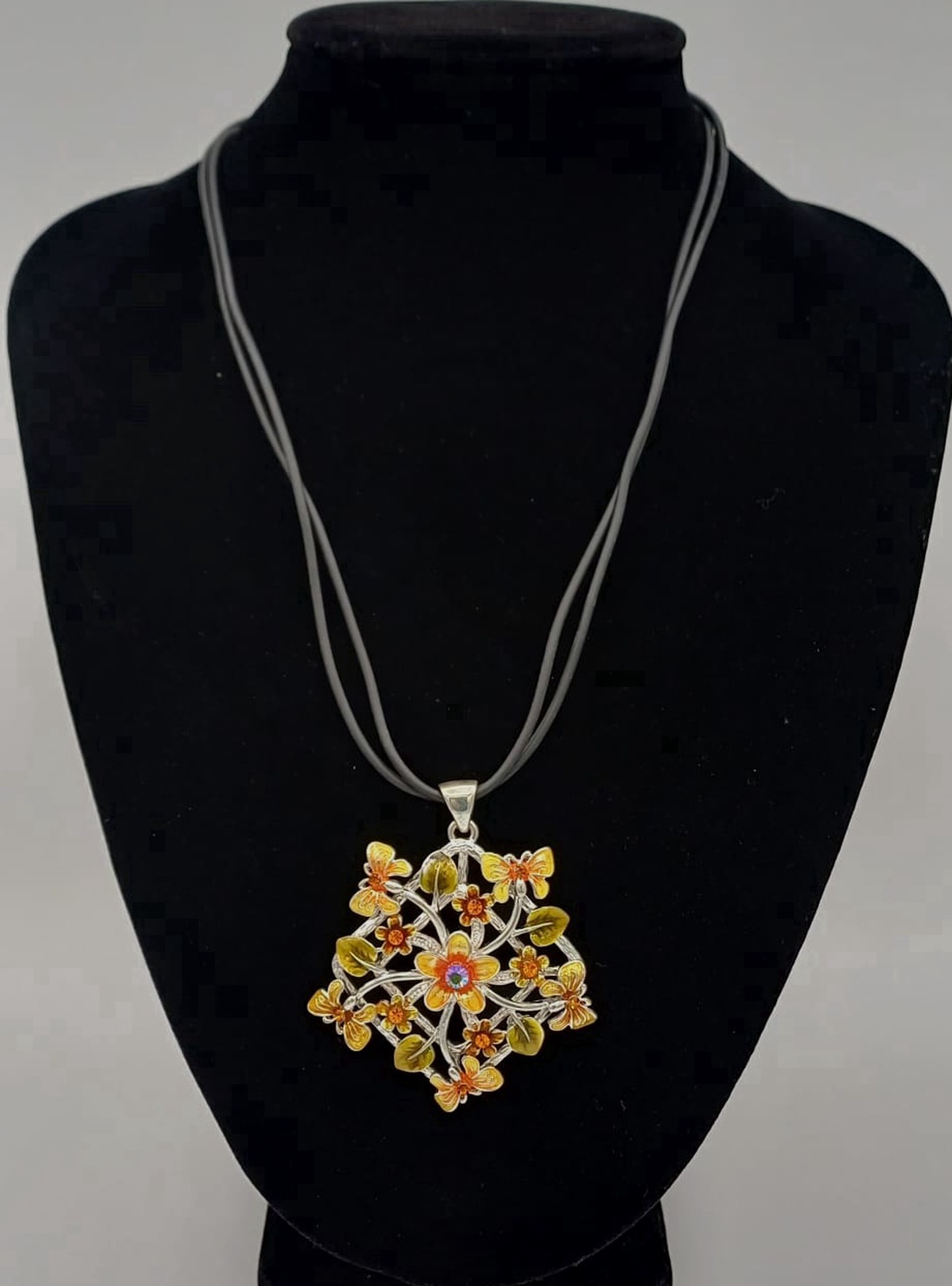 Pandantiv decorativ din metal, cu șiret din cauciuc, cu un design floral elegant, inspirat din natura. - bijuterii - coliere - pandative - Artynos.ro