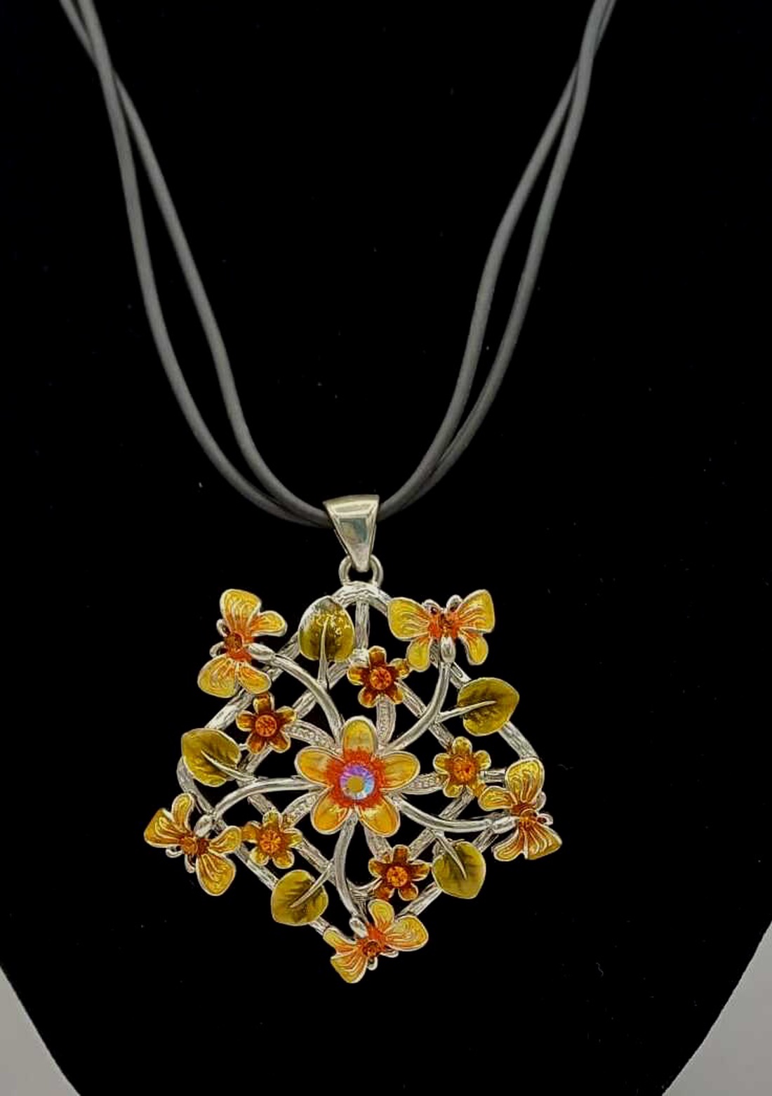 Pandantiv decorativ din metal, cu șiret din cauciuc, cu un design floral elegant, inspirat din natura. - bijuterii - coliere - pandative - Artynos.ro