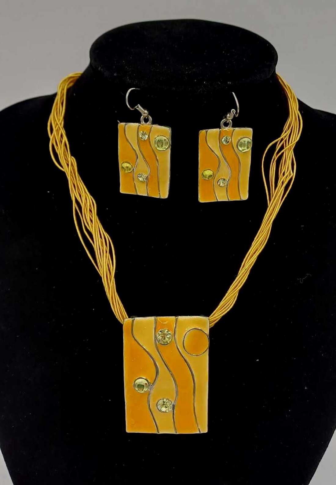 Set colier cu pandantiv și cercei asortați, realizat din metal decorativ, în nuanțe vibrante de galben-portocaliu. - bijuterii - coliere - pandative - Artynos.ro