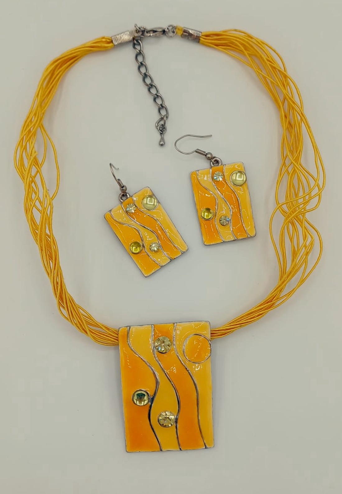 Set colier cu pandantiv și cercei asortați, realizat din metal decorativ, în nuanțe vibrante de galben-portocaliu. - bijuterii - coliere - pandative - Artynos.ro