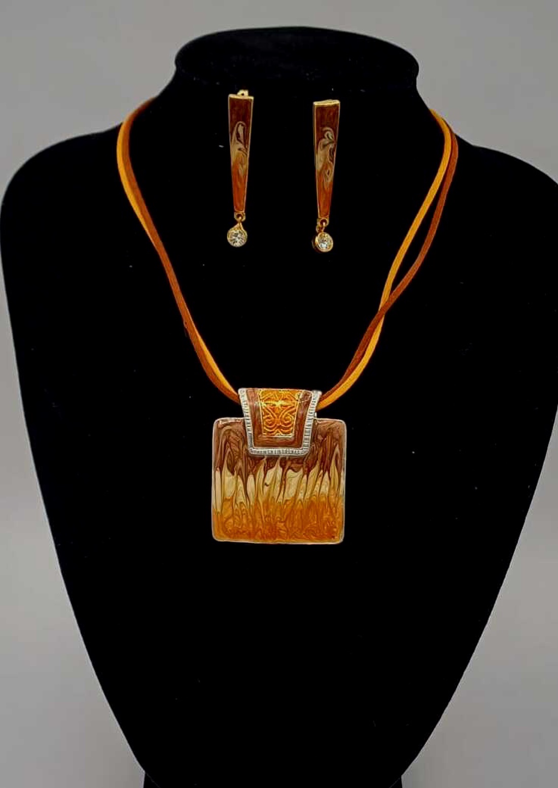 Set colier cu pandantiv și cercei asortați, realizat din metal decorativ, cu un design modern - bijuterii - coliere - pandative - Artynos.ro