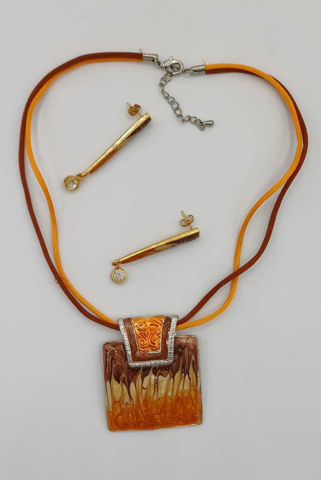 Set colier cu pandantiv și cercei asortați, realizat din metal decorativ, cu un design modern - bijuterii - coliere - pandative - Artynos.ro