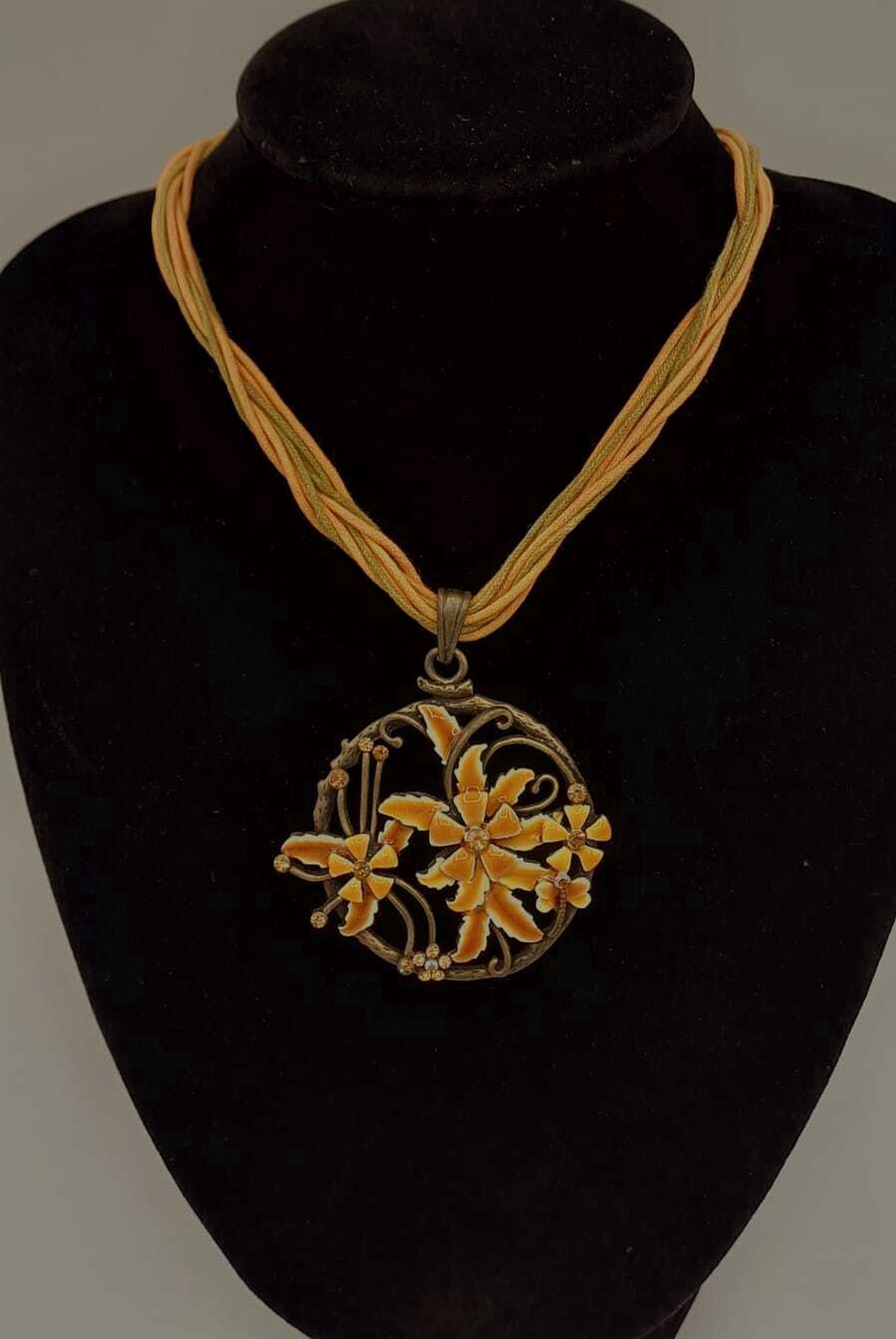 Colier vintage cu pandantiv floral decorativ, realizat într-un stil elegant și feminin.  - bijuterii - coliere - pandative - Artynos.ro