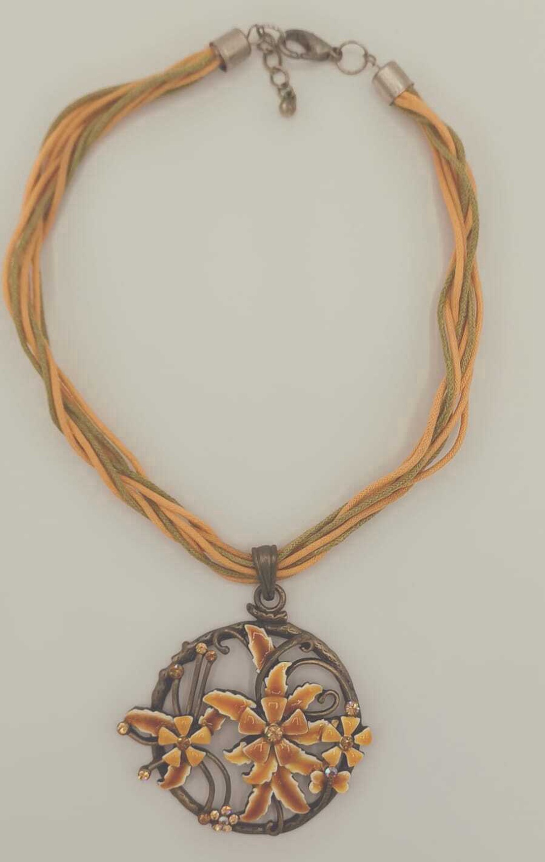 Colier vintage cu pandantiv floral decorativ, realizat într-un stil elegant și feminin.  - bijuterii - coliere - pandative - Artynos.ro