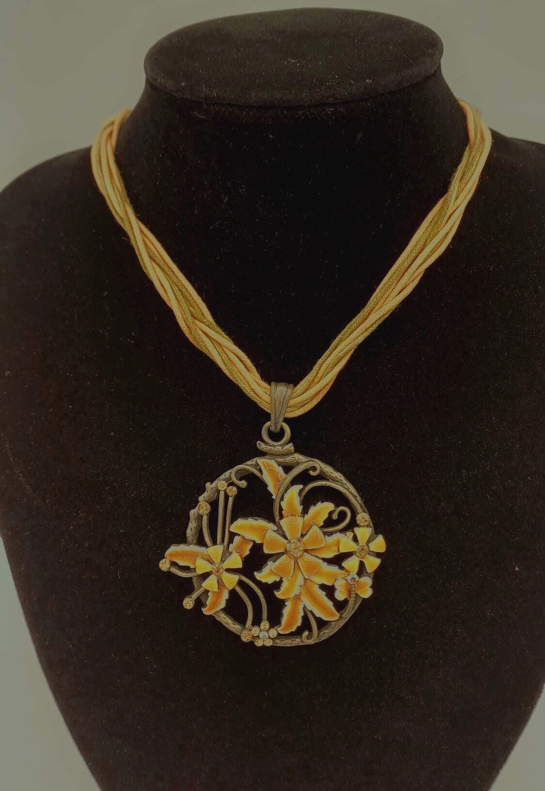 Colier vintage cu pandantiv floral decorativ, realizat într-un stil elegant și feminin.  - bijuterii - coliere - pandative - Artynos.ro